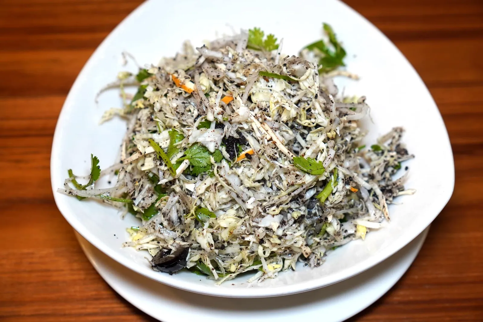 松露松柏長青山 (S) (320 NTD+) Pressed tofu with cabbage in truffle sauce (cabbage, pressed tofu and truffle sauce) เริ่มต้นด้วยเมนูที่เรียกความสดชื่นอย่างกะหล่ำปลีซอบยมาเป็นริ้วบางกรอบคลุกเคล้ากับซอสทรัฟเฟิลหอม ๆ และอโรมาเฉพาะตัวของผักชี (13/20)