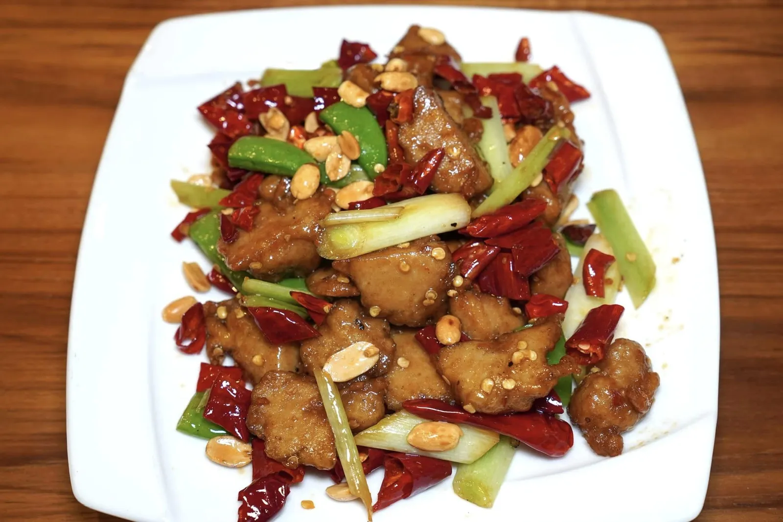 宮保素雞 (S) (280 NTD+) Ovo-Lacto Vegetarian chicken cubes in chilli sauce with peanuts (dried chilli pepper and vegetarian chicken cubes) จานที่ดีที่สุดและเป็นเมนูเด็ดประจำร้านคือ Kung Pao Chicken หรือไก่กังเปาเวอร์ชั่นมังสวิรัติ เนื้อไก่เทียมให้ความสู้ฟันที่พอเหมาะผัดกับพริกแห้งเผ็ดจัดจ้านพร้อมกับให้อโรมาแบบเสฉวนแท้ ๆ นอกจากนี้ยังมีความกรอบของต้นหอมและถั่วลิสงอีกด้วย (15/20)