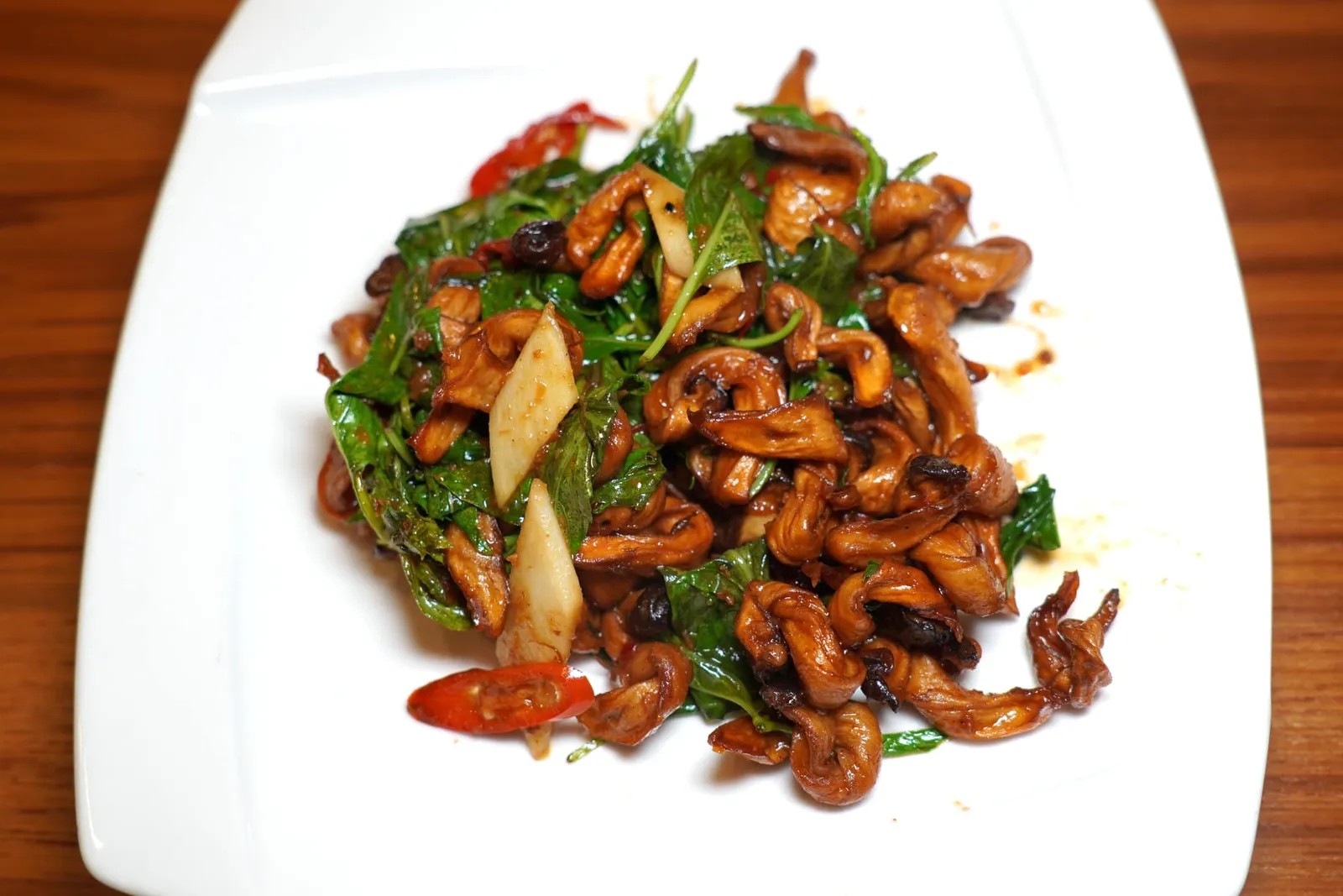 塔香脆腸 (S) (360 NTD+) Vegetarian intestines sauteed with basil leaves (king oyster mushrooms and basil) ไส้หมูเทียมที่ทางร้านเลือกใช้เห็ดที่ให้เนื้อสัมผัสเคี้ยวหนึบมาแทนที่ก่อนจะนำไปผัดกับซอสในไฟแรงจนเข้าเนื้อควบคู่ไปกับความหอมจากใบโหระพา (14/20)