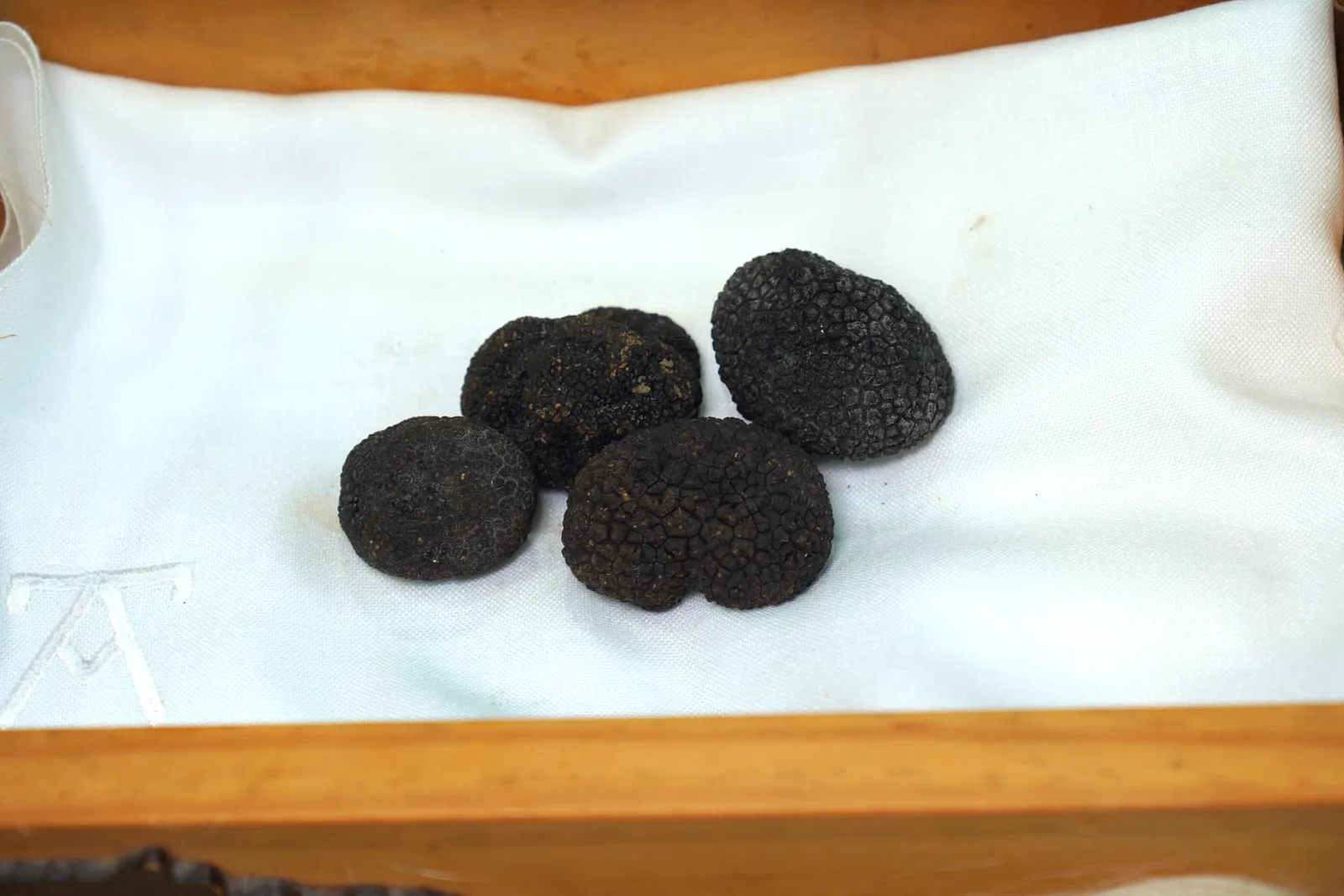 Truffled egg พนักงานนำทรัฟเฟิลที่เสิร์ฟมาแสดงให้เราได้ชมกันด้วย (20/20)