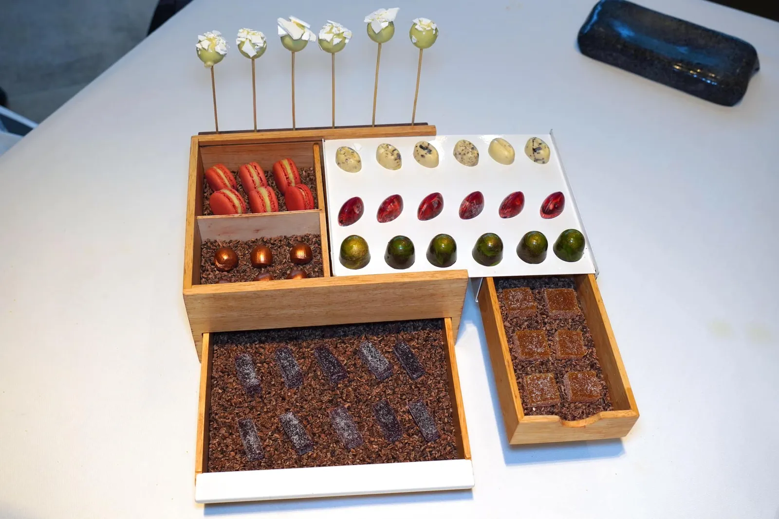 Petits fours ปิดท้ายด้วยของหวานจิ๋ว ๆ หลายชนิด