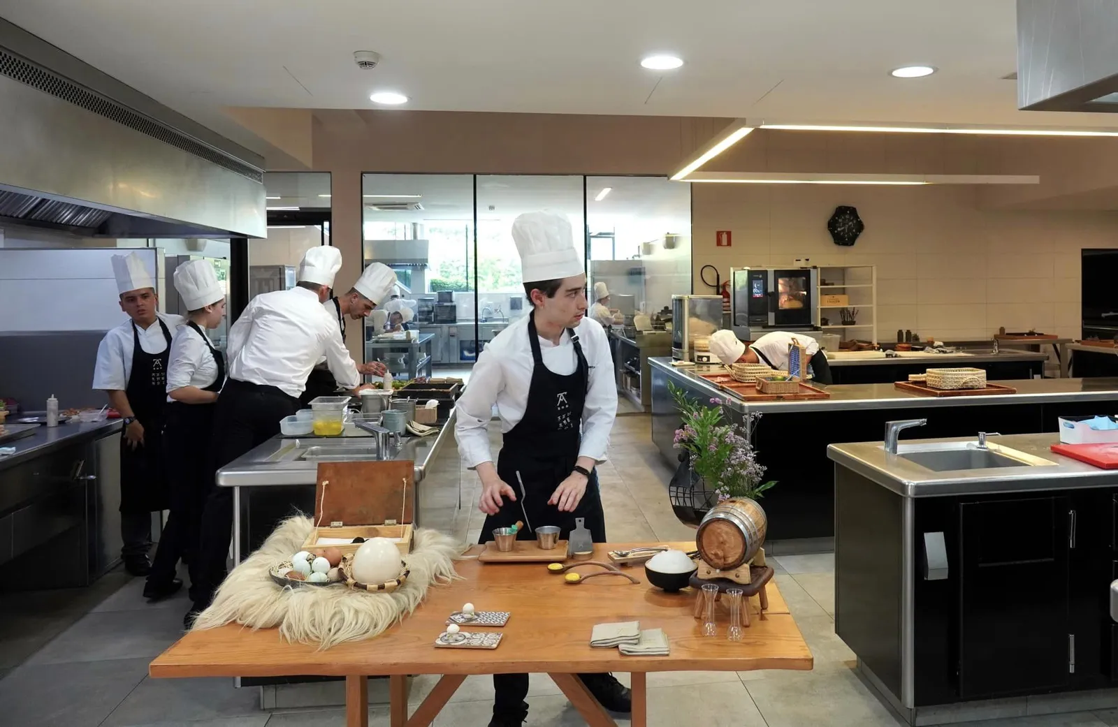 🥄 ~ THE TRUFFLE'S TABLE ~ หลังจากจบอาหารทานเล่นทั้ง 4 อย่างพนักงานจะพาเราเดินเข้าสู่บริเวณครัวหรือที่เรียกว่า ~ THE TRUFFLE'S TABLE ~ โดยพนักงานจำนวนมากจะกล่าวทักทายลูกค้าพร้อมกัน (20/20)