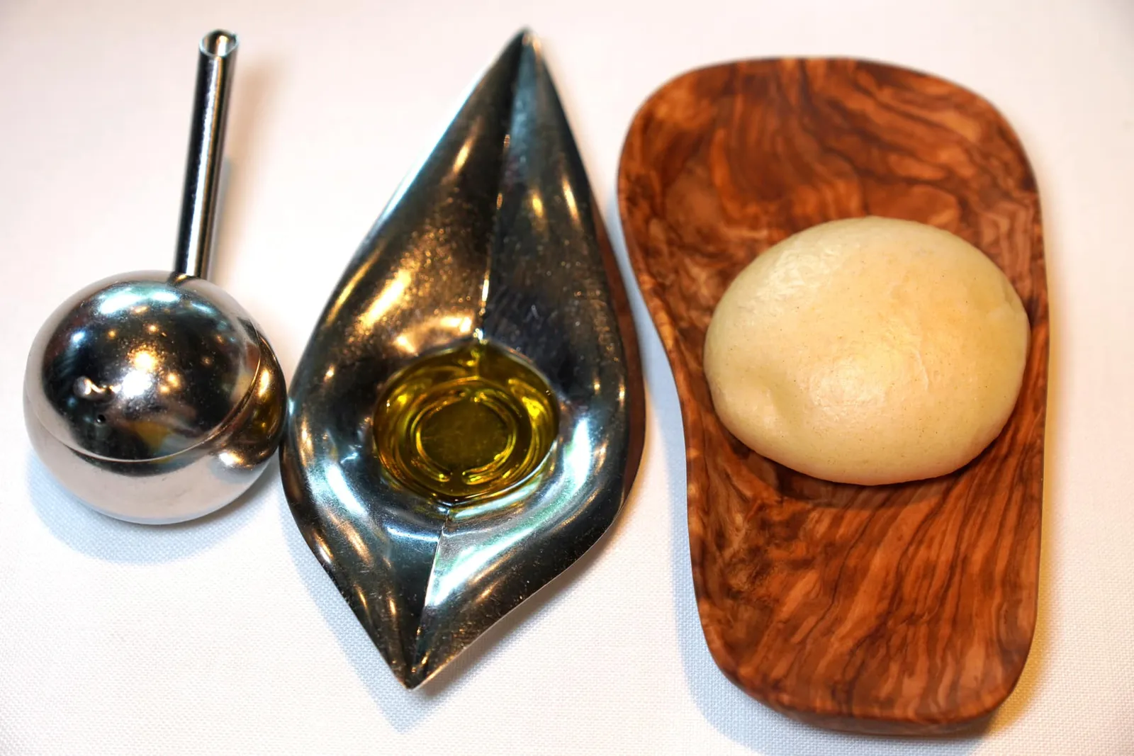 Milk Bread นอกจากนี้ยังมีขนมปัง Milk Bread นุ่ม ๆ จากฟาร์มเฮ้าส์ของคุณ Juan Zabala จับคู่มากับน้ำมันมะกอกคุณภาพดีจากทางตอนใต้ของประเทศสเปน