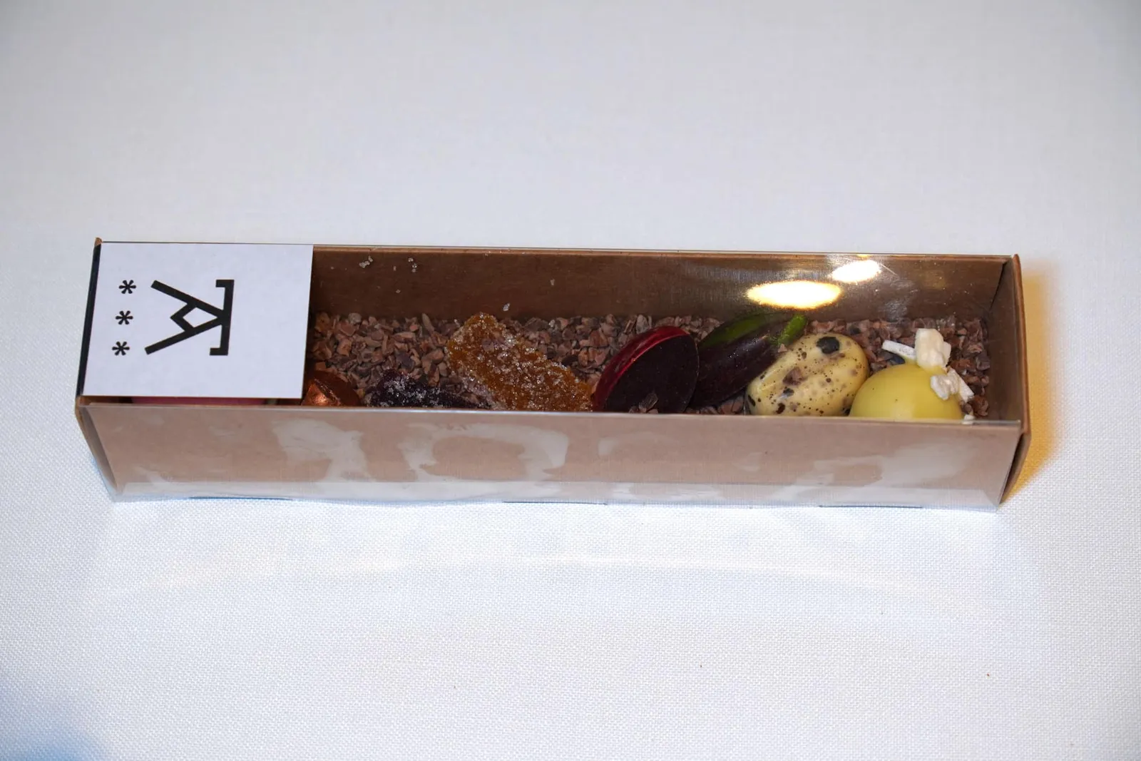 Petits fours พนักงานจะจัดใส่กล่องให้สำหรับติดไม้ติดมือกลับไปที่บ้าน