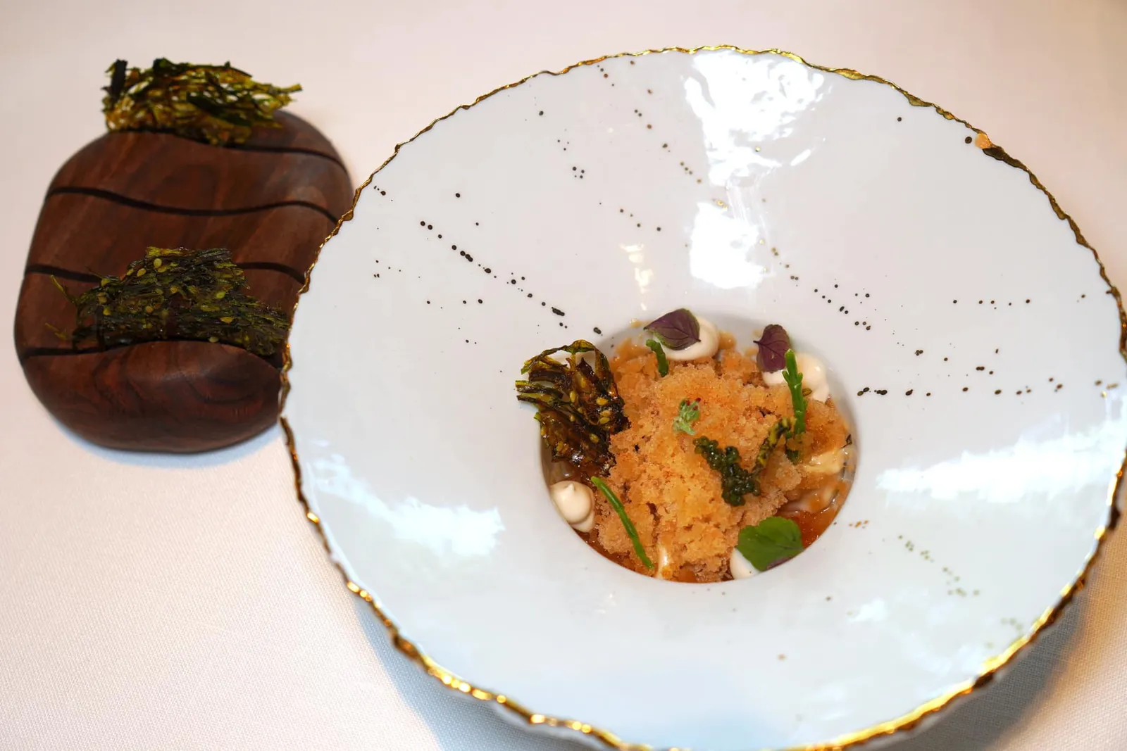 OYSTER and sea granita and seaweed คอร์สนี้คือหอยนางรมสด ๆ จับคู่มากับกรานิต้าที่เตรียมมาจากปลาทูน่าผสมผสานกับความสดชื่นของซิตรัส (20/20)