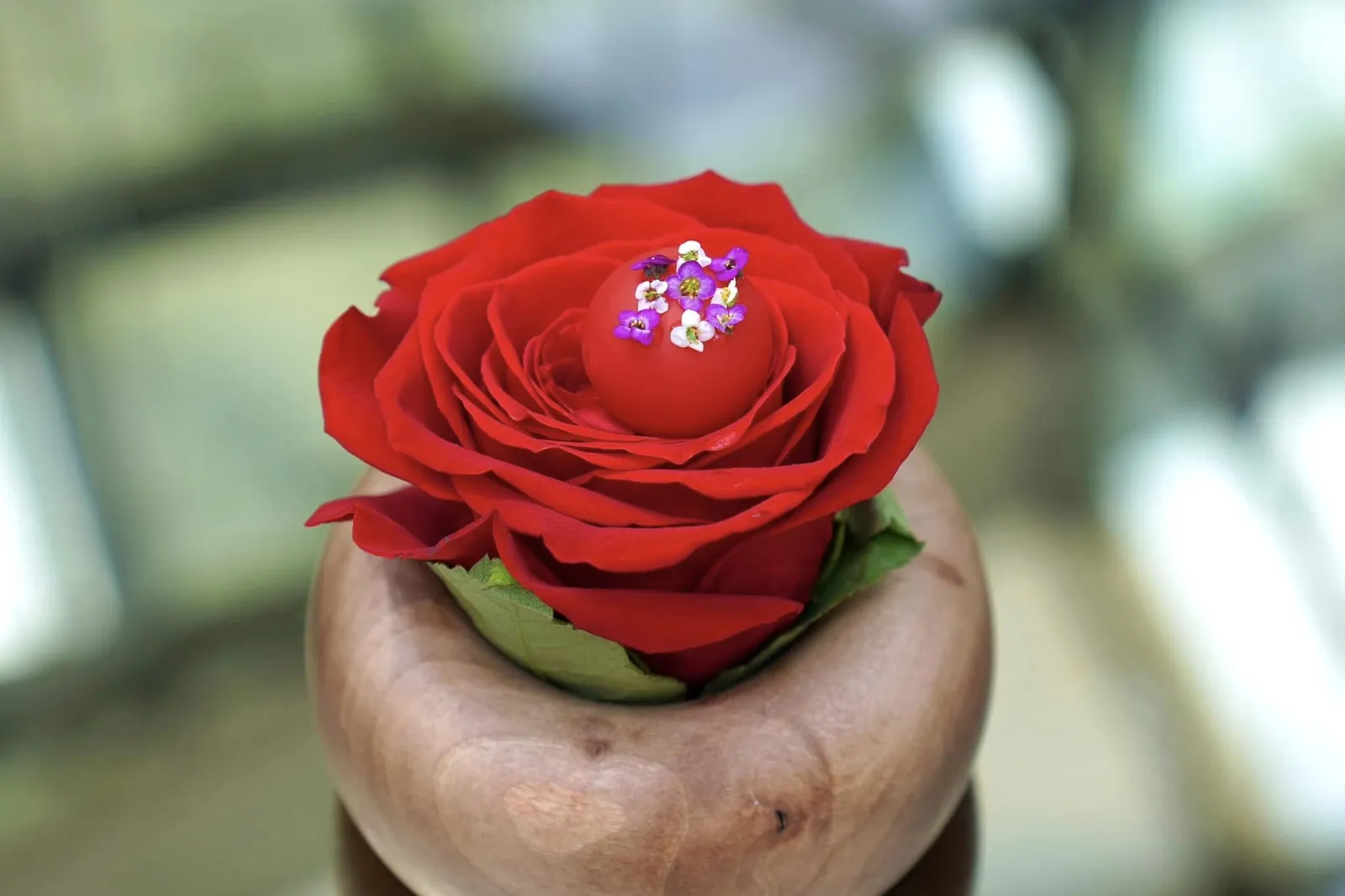 Rose and nectar จบด้วยสเฟียร์ทรงกลม ตรงกลางสอดไส้น้ำหวานจากดอกกุหลาบหอมอร่อยไร้ที่ติมาก ๆ (18/20)