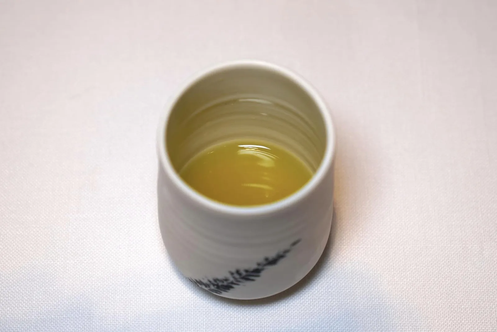 Dew water เครื่องดื่มที่เตรียมมาจากน้ำของดอก Sempreviva ซึ่งเป็นไม้สีเหลืองท้องถิ่นที่มีความหมายน่ารัก ๆ ว่า Alway Alives อันเนื่องมาจากดอกไม้ชนิดนี้สามารถเจริญเติบโตได้ในหลากหลายสภาพอากาศนั่นเอง (17/20)