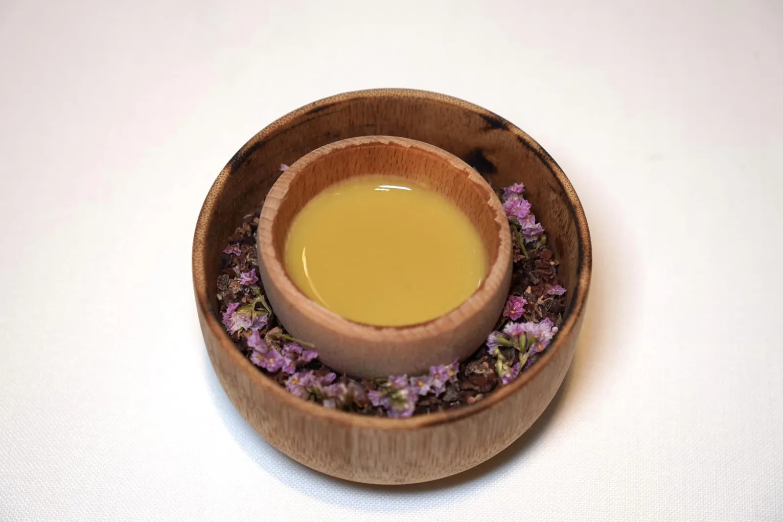 Teardrop PEAS, Iberian gel and fermented pods juice นอกจากนี้ยังมีน้ำที่สกัดมาจากฝักถั่วหมัก, แครอท และมันฝรั่งเสิร์ฟมาอีกด้วย (19/20)