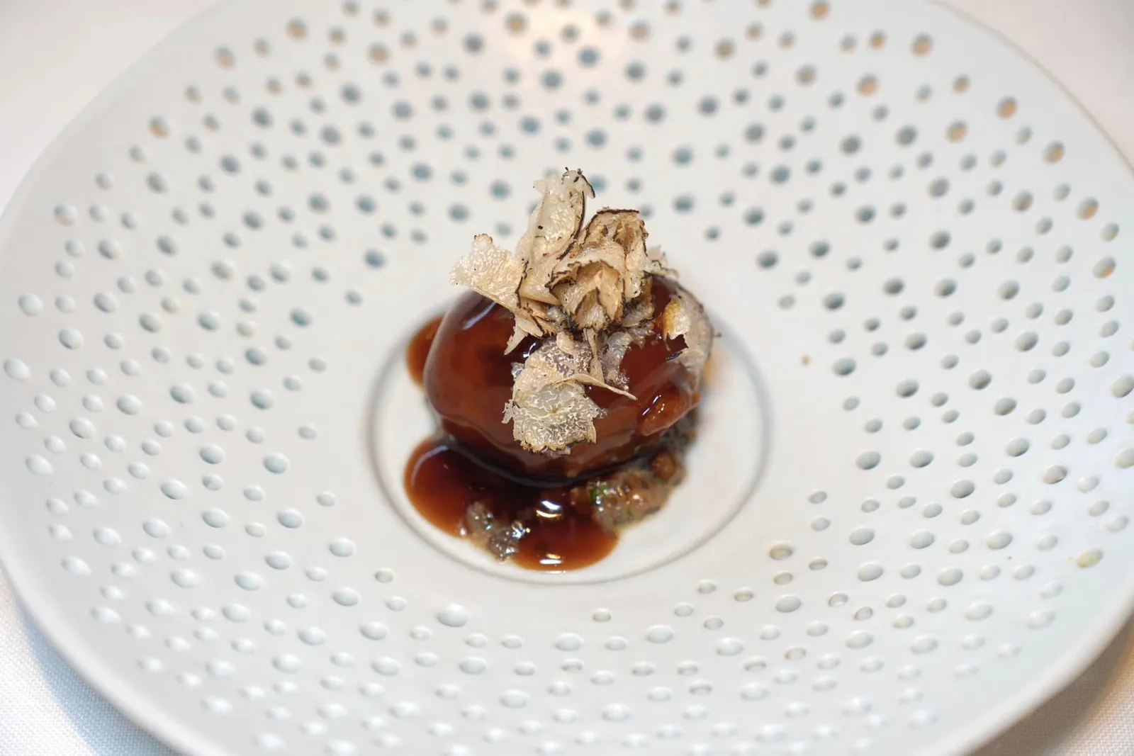 Iberian PORK, duxelle and truffle อาหารคาวจานสุดท้ายคือ Iberian Casteñetas หรือต่อมน้ำลายใต้ขากรรไกรของหมูดำไอบีเรียซึ่งมีเนื้อสัมผัสที่เป็นเอกลักษณ์คือนุ่มและนิ่ม เคี้ยวง่าย ไม่สู้ฟัน เชฟเสิร์ฟมากับ Duxelle เห็ดเข้ากันความเข้มข้นของชีสและทรัฟเฟิลสไลซ์บาง ๆ ที่ด้านบน (18/20)