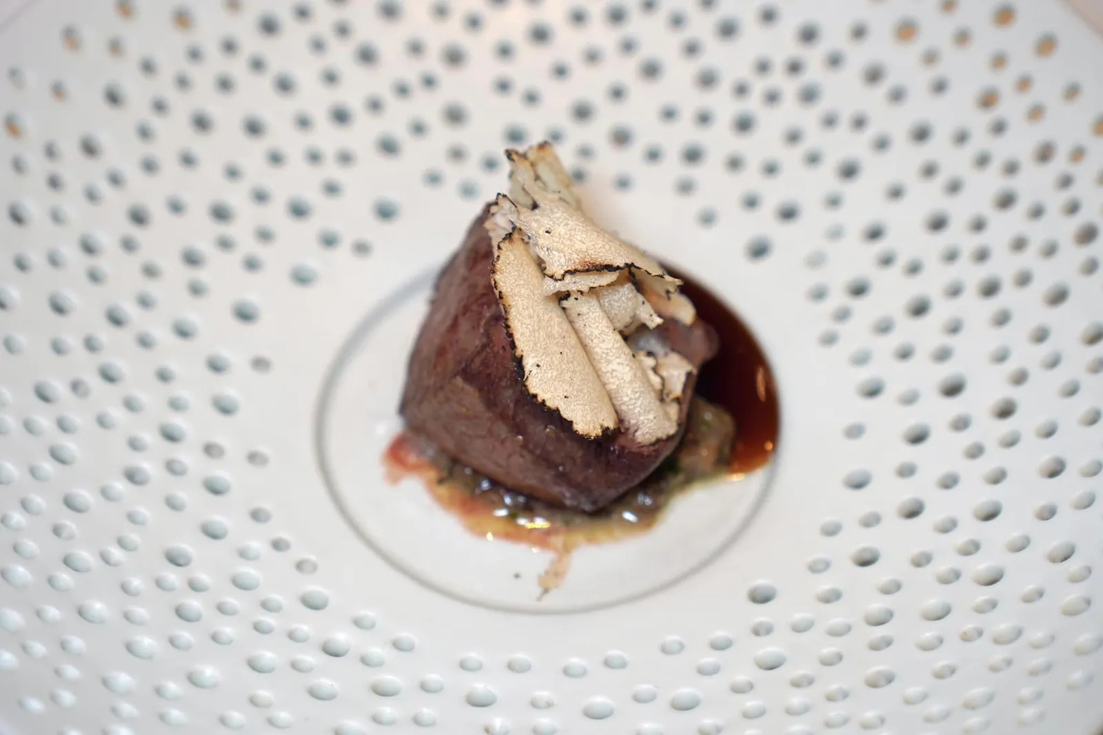 Roasted EGGPLANT, anchovy, caviar and legume broth สำหรับใครที่ไม่อยากลองวัตถุดิบที่ไม่คุ้นเคยเชฟจะเตรียมเนื้อวัวและซอสเนื้อรสชาติเข้มข้นท้องถิ่นมาให้แทนที่