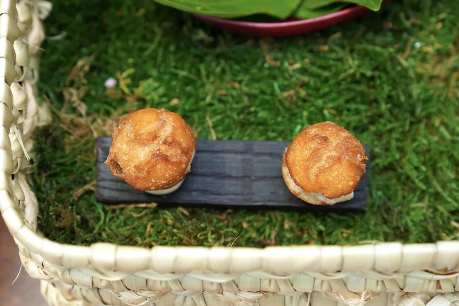Smoked fish brioche ขนมปังบริยอชนุ่ม ๆ ที่เตรียมขึ้นมาโดยทีม Pastry Chef ตรงกลางสอดไส้เนื้อปลาไหลและปลาแองโชวี่ที่ผ่านการรมควันจนหอม (20/20)
