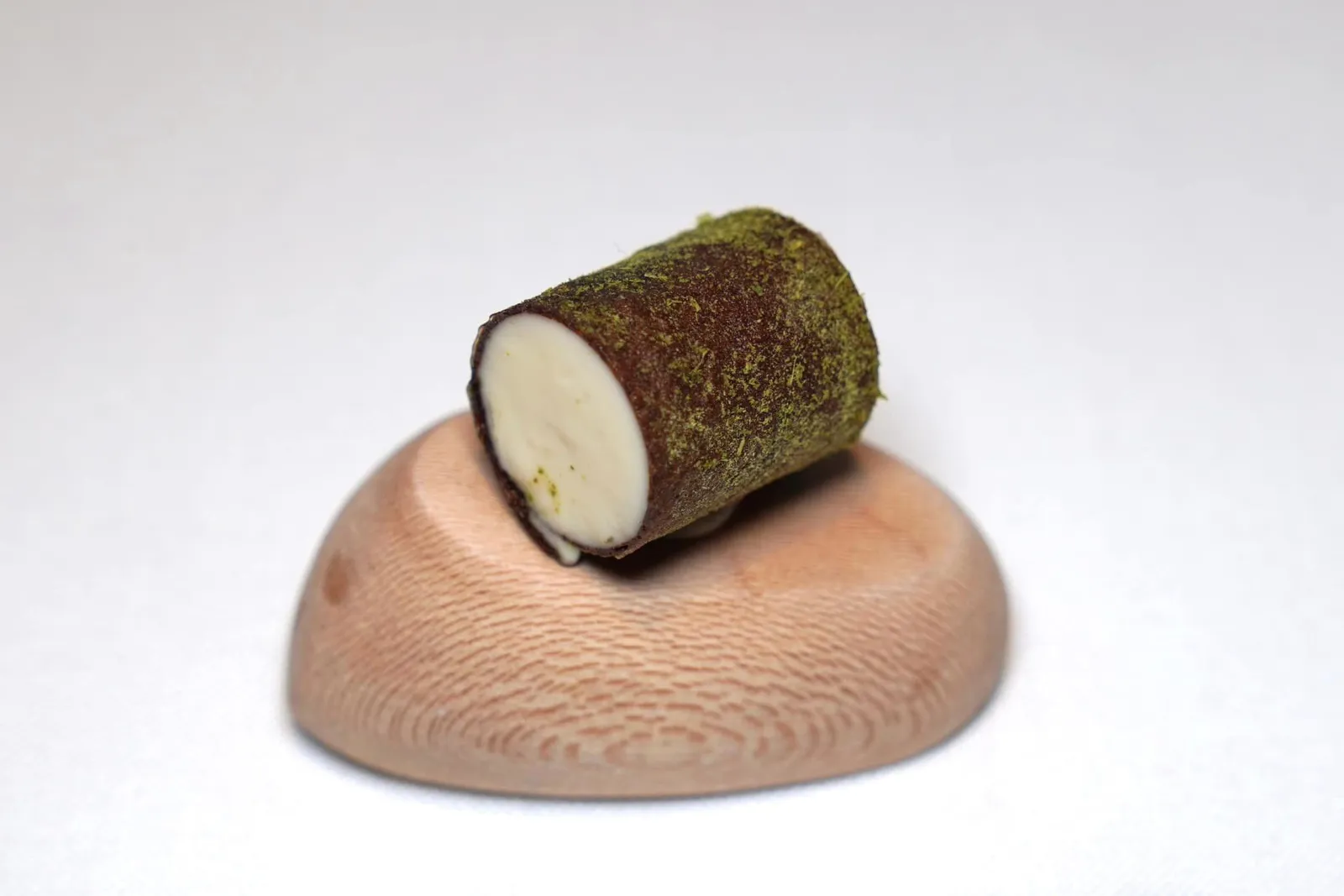 Asparagus ของว่างทรงกระบอกที่เตรียมขึ้นมาจากหน่อไม้ฝรั่งหลากหลายรูปแบบเช่นกรานิต้าหน่อไม้ฝรั่งเขียว ครีมหน่อไม้ฝรั่งขาว และองค์ประกอบที่เตรียมมาจากผิวหน่อไม้ฝรั่งเผา (18/20)
