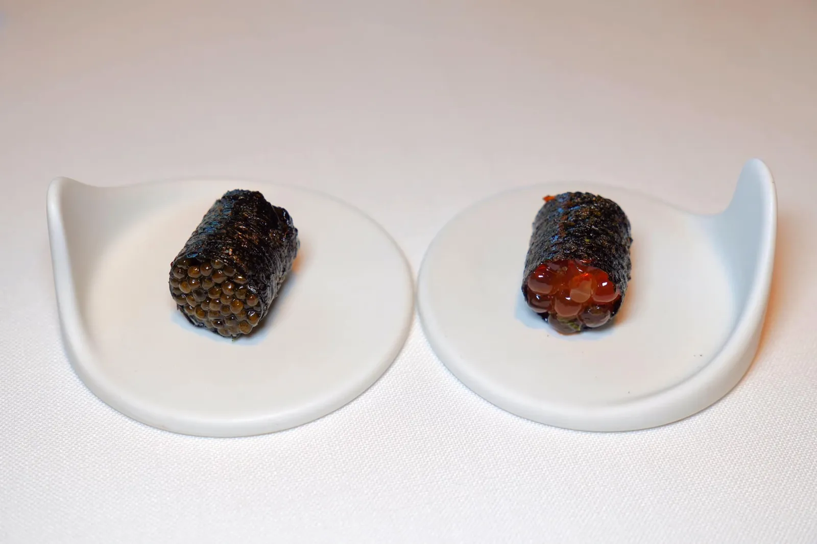 Roe เริ่มต้นด้วยสาหร่ายโนริกรอบ ๆ เตรียมมาเป็นทรงกระบอก ปิดหัวท้ายด้วยคาเวียร์และไข่ปลาแซลมอนให้ความกรอบ เค็ม และความสดชื่นที่ลงตัว ตรงกลางเป็นเนยช่วยเชื่อมเนื้อสัมผัสของทุก ๆ องค์ประกอบเข้าด้วยกัน (20/20)