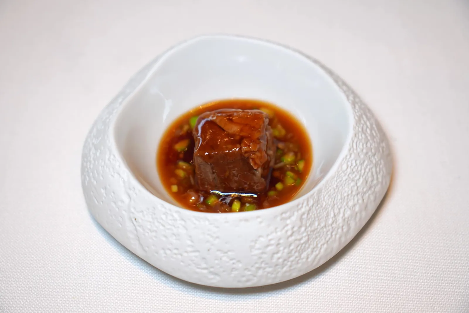 Grilled TUNA, vegetable stew and trotters’ reduction Parpatana เป็นเนื้อปลาทูน่าส่วนพิเศษบริเวณรอบ ๆ ปากติดกับคางของตัวปลาโดดเด่นด้วยเนื้อสัมผัสที่ฉ่ำแต่ยังคงความสู้ฟันอยู่เล็กน้อย เชฟนำไปปรุงสุกด้วยอุณหภูมิต่ำนาน 30 นาทีก่อนจะย่างต่อจนสุกกำลังดี รอบ ๆ คือหน่อไม้ฝรั่งเขียวและสตูว์ที่ผสมผสานผักหลายชนิดกับเท้าของหมูให้รสชาติที่เข้มข้น (20/20)