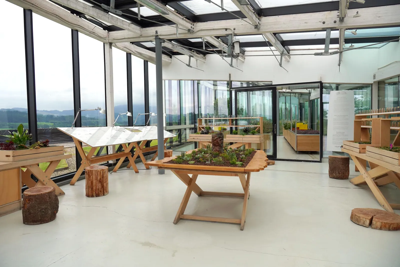 ตัวอาคารหลักมีลักษณะเป็น Bioclimatic Building โดดเด่นด้วยสถาปัตยกรรมที่ส่งเสริมความยั่งยืนทางสิ่งแวดล้อมโดยอาศัยเทคโนโลยีระดับสูงมากมายอย่างเช่นการกักเก็บน้ำฝนเพื่อนำมาใช้รดน้ำต้นไม้ในสวนและเรือนกระจก การนำลมมาหมุนเวียนเพื่อลดการใช้เครื่องปรับอากาศ การสร้างพลังงานหมุนเวียนสำหรับใช้ในห้องอาหารรวมไปถึงการส่งเสริมการใช้งานรถยนต์ไฟฟ้าโดยมีจุดสำหรับชาร์จได้โดยไม่มีค่าใช้จ่ายอีกด้วย