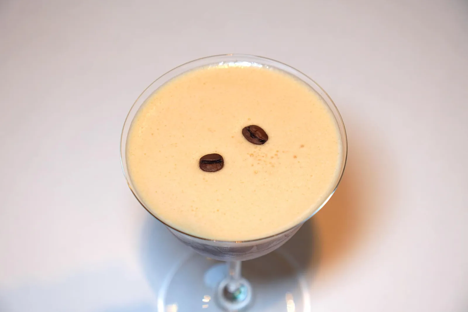 Espresso martini เครื่องดื่มที่มีกลิ่นหอมของกาแฟและความขมเบา ๆ จาก Martini