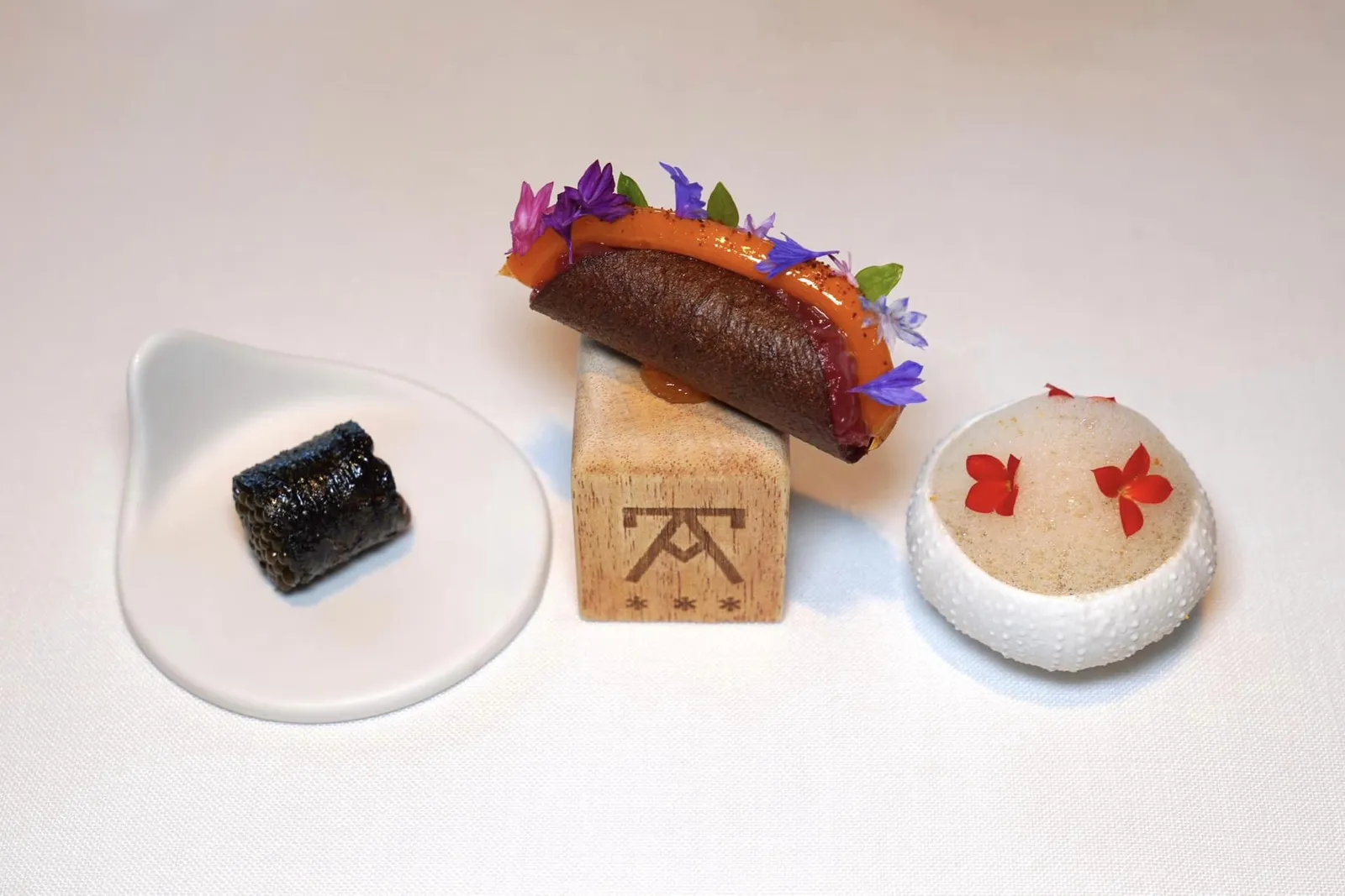 From the sea: Sea urchin in textures ในถ้วยฝั่งขวามือคืออูนิที่เตรียมมาให้มี 3 เนื้อสัมผัสที่แตกต่างกันแต่ยังคงความไว้ซึ่งครีมมี่ที่เป็นเอกลักษณ์ (19/20)
