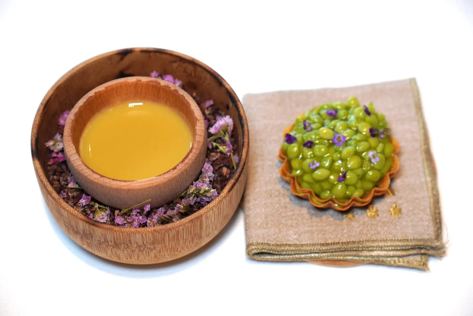 Teardrop PEAS, Iberian gel and fermented pods juice Teardrop Peas หรือถั่วหยดน้ำตาซึ่งเป็นหนึ่งในวัตถุดิบสำคัญของภูมิภาค Basque Country (19/20)