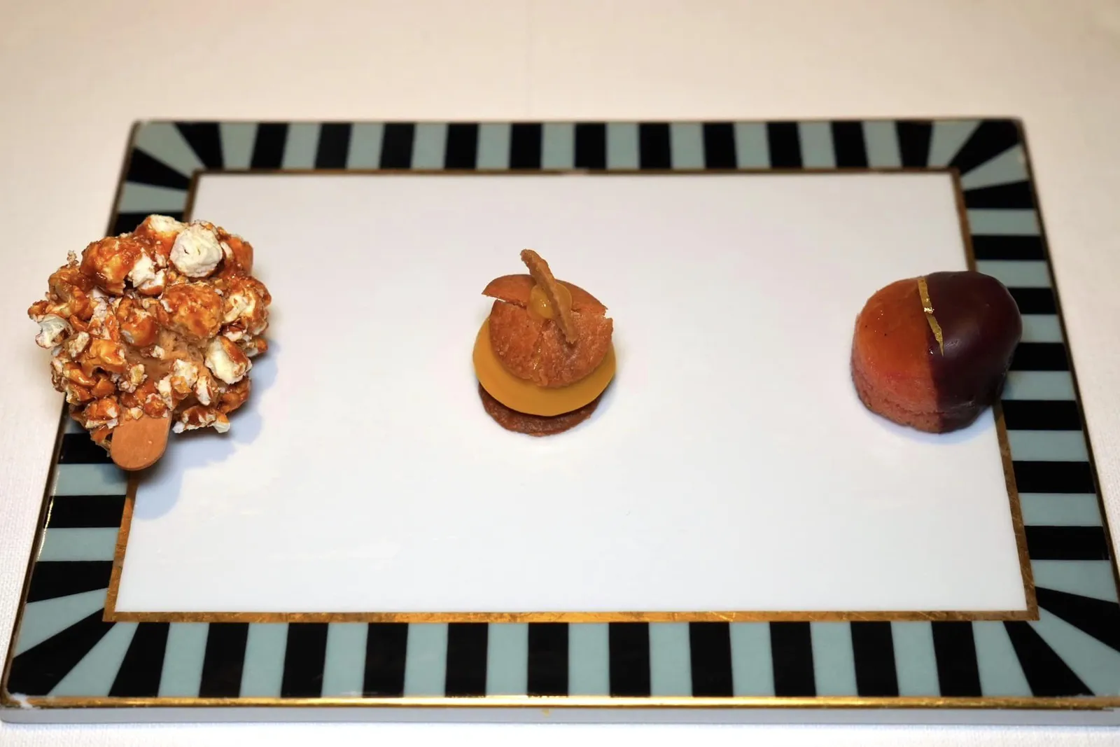 Zuppa Inglese Capri Battery เชฟนำเสนอ Baba เตรียมมาจากไวน์หวาน The Alchemist เสริมด้วยความหอมมันของครีมและช็อกโกแลต Better than Popcorn come Croccantino Better than Popcorn as Croccantino Better than Popcorn เป็นขนม Popcorn ที่สอดไส้ตรงกลางด้วยถั่วฮาเซลนัท, คาราเมล และคลุมด้านนอกด้วย Carameilized Popcorn อีกทีหนึ่ง Un Boccone di Sud One bite of the South คำนี้เชฟได้หยิบยกเมนูของหวานสุด Iconic ประจำร้านอย่าง Oops! I dropped the lemon tart นำเสนอมาเป็นคำเล็ก ๆ ประกอบไปด้วย Bonbon of Lemon ด้านบนท็อปด้วยผิวเลมอนและเคเปอร์