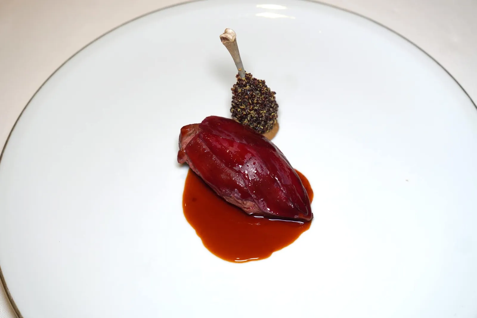 Caccia al Piccione The pigeon hunt เนื้อส่วนอกของนกพิราบรองด้านล่างด้วยทรัฟเฟิลครีม เชฟเพิ่มมิติความกรอบด้วย Pigeon Skin Chip หรือแผ่นกรอบที่เตรียมมาจากหนังของนกพิราบ ด้านบนคลุมด้วย Marinated Endive ให้รสชาติออกขมเบา ๆ และเนื้อสัมผัสที่สู้ฟันเล็กน้อย ข้างกันคือขานกพิราบล้อมรอบด้วยควินัวกรอบ ๆ จากนั้นจบด้วยการเทราดซอส Pigeon Jus รสชาติเข้มข้นลงไป (17/20)