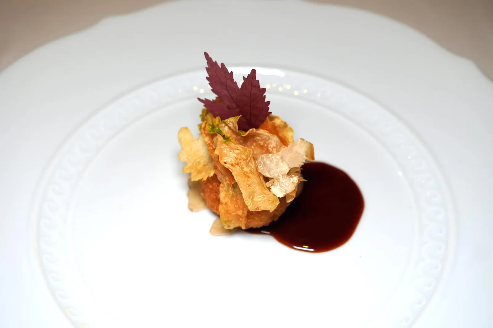 Millefoglie di Foglie A thousand layers of leaves Millefeuille ประกอบไปด้วยองค์ประกอบหลากหลายอย่างที่แตกต่างกัน ด้านล่างคือโฟมมันฝรั่ง ชั้นถัดมาคือ Sweetbread ทอดมาแบบกรอบนอกนุ่มใน นอกจากนี้ยังมี Truffle, Celeriac, Sunchoke ทอดและใบ Maple Leaf ทอดให้ระดับความกรอบที่แตกต่างกัน จานนี้จบด้วยการเทราดซอสที่เตรียมมาจาก Celeriac และมันฝรั่งลงไปด้วย (19/20)