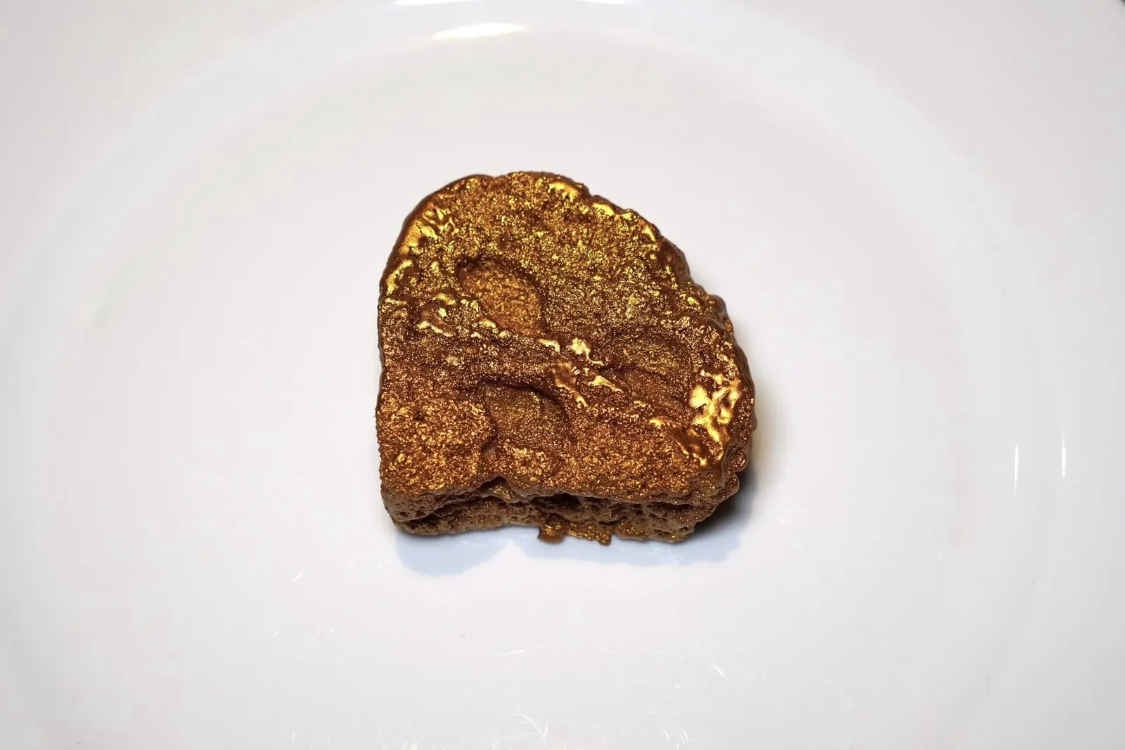 Pane è Oro Bread is Gold Pane è Oro เป็นของหวานที่เชฟ Massimo Bottura ใช้อธิบายถึงหนึ่งในวัตถุดิบที่เหลือทิ้งมากที่สุดในห้องอาหารนั่นก็คือขนมปังนั่นเอง ในที่นี้เชฟเสิร์ฟขนมปังปลอมที่เตรียมมาจาก White Chocolate Coating ผสมกันกับผงทองคำรับประทานได้ ด้านในสอดไส้ครีม Zabaglione ให้กลิ่นหอมของไข่และขนมปัง Pannettone นอกจากนี้ยังมีถั่วอัลมอนด์คั่วและลูกเกดอีกด้วย (18/20)