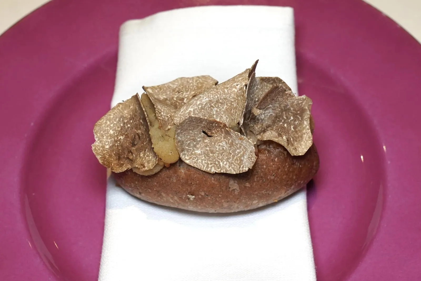 Una Patata che vuole diventare un Tartufo A Potato that wants to become a truffle ขนมปัง White Bread ที่ได้จากการนำมันฝรั่งมาต้มก่อนจะ Dehydrated จนกลายมาเป็นแป้งสำหรับทำขนมปัง ตรงกลางสอดไส้องค์ประกอบของถั่ว Hazelnut จากแคว้น Piemonte ผสมผสานกันกับมันฝรั่งและ Black Truffle ด้านบนคือ Black Truffle จากแถบนคร Bologna ฝานมาเป็นชิ้นหนาพอสมควรให้เนื้อสัมผัสที่ต้องเคี้ยวสู้ฟันแต่ไม่กระด้าง จากนั้นเติมแต่งด้วยกลิ่นหอมของซอสวานิลลา ขณะชิมให้ระวังกันสักหน่อยเพราะทางร้านเสิร์ฟมาร้อน ๆ ทั้งหอมและอร่อยมากจริง ๆ (18/20)