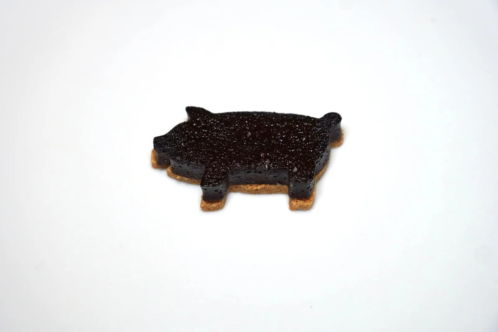 This Little Piggy Went to the Market This little piggy went to the market ล้างปากด้วย Pre-dessert ประกอบไปด้วยครัมเบิ้ลแบบเค็มที่เตรียมมาจากเมล็ดสนและ Extra-old Balsamic Vinegar และขนมปังกรอบ ตัวหมูด้านบนเตรียมมาจาก Masala Wine Reduction ผสมผสานกับช็อกโกแลตและถั่ว Hazelnut ให้รสชาติที่เข้มข้น (20/20)
