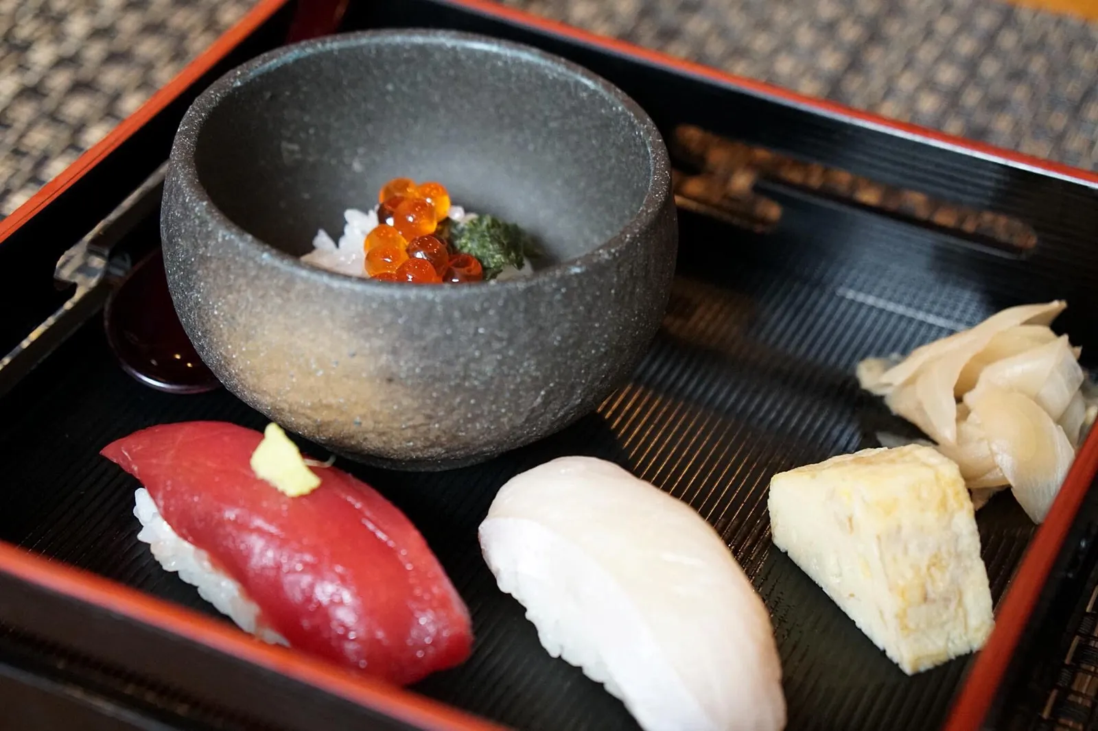 Sushi Sushi rice with salmon roe Sushi of tuna and yellow tail served with Miso soup ซูชิปลาหางเหลือง และปลาทูน่า รสชาติอร่อยกว่าร้านอาหารญี่ปุ่นทั่วๆไปแน่นอน คืออร่อยแบบพรีเมี่ยมซูชิ มีความสด มีอัตราส่วนของข้าวและปลาพอเหมาะ ส่วนเต้าหู้หวานรสชาติพอใช้ได้ (13/20)