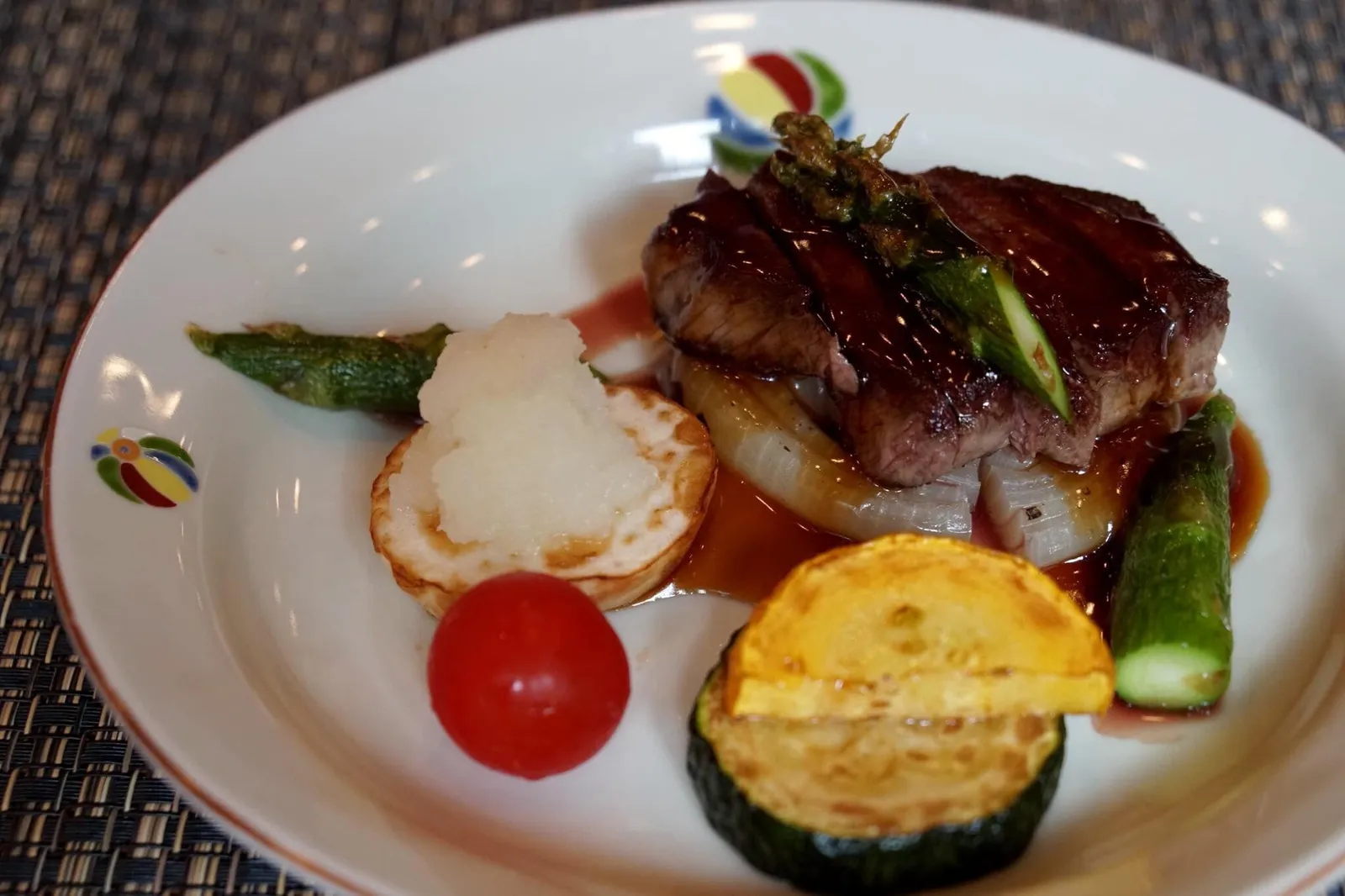 Shiizakana Grilled beef with teriyaki sauce ถัดมาคือเนื้อวัว เสิร์ฟมาที่ความสุกระดับ Medium ด้านบนราดซอสเทอริยากิรสกลมกล่อมใช้ได้ ข้างกันคือผักย่าง จานนี้ไม่ซับซ้อนมากนักเเต่รสชาติออกมาในแบบที่ควรจะเป็น (14/20)
