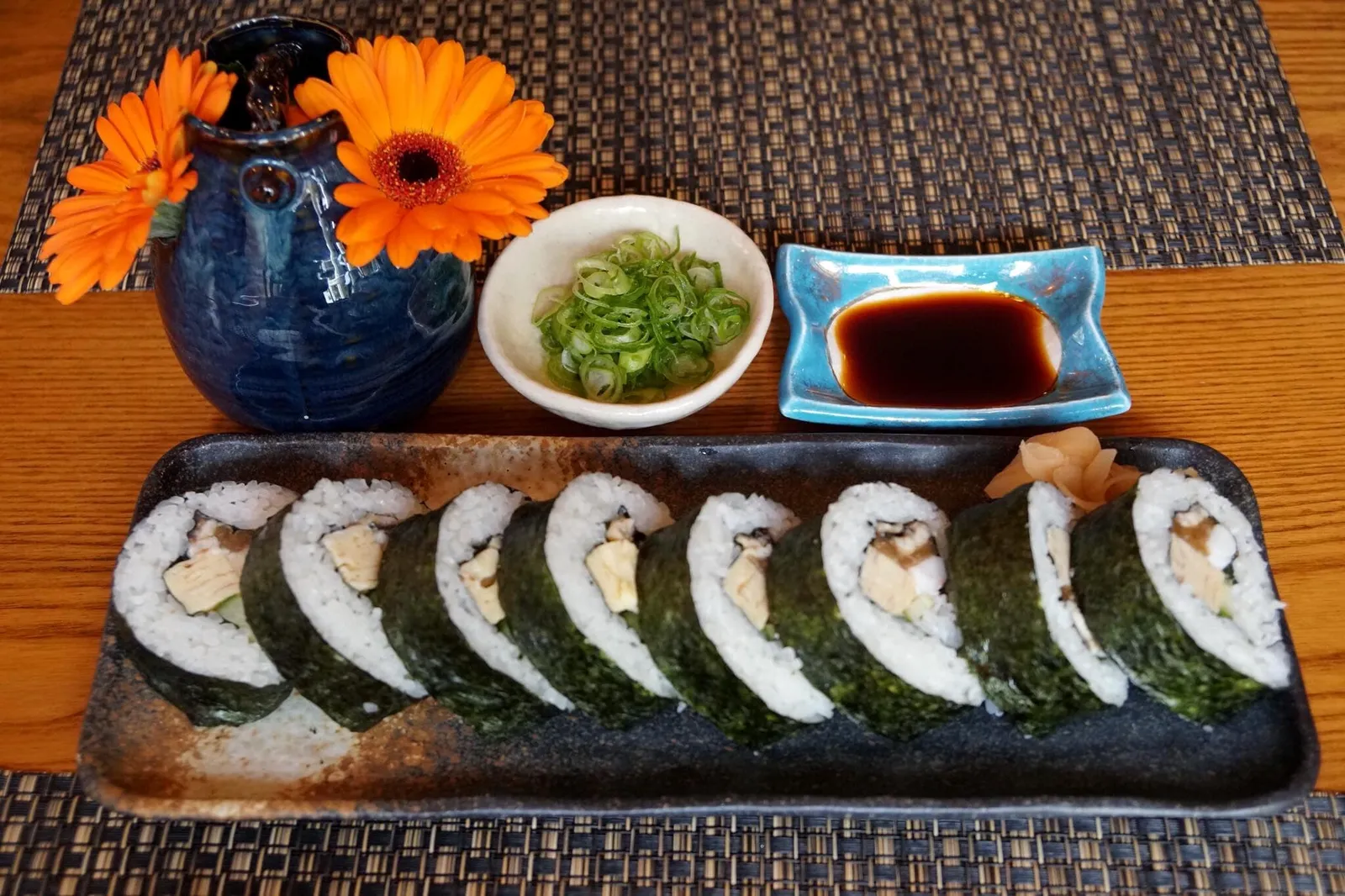 Futo-maki with shrinp, omelet, cucumber, simmered gourd and Shiitake mushroom ฟูโตะมากิ หรือข้าวม้วนห่อสาหร่าย ข้างในมีไข่หวาน กุ้ง แตงกวา เห็ดชิทาเกะ ซึ่งทำออกมาดีมากกว่าร้านอาหารญี่ปุ่นชั้นสูงทั่วๆไปชัดเจน มีรสหวานของไข่กับเห็ดชิทาเกะ แตงกวากรอบแต่ไม่มีกลิ่น บวบญี่ปุ่นมีความกรอบ หวานในเเบบที่ควรจะเป็น (14/20)