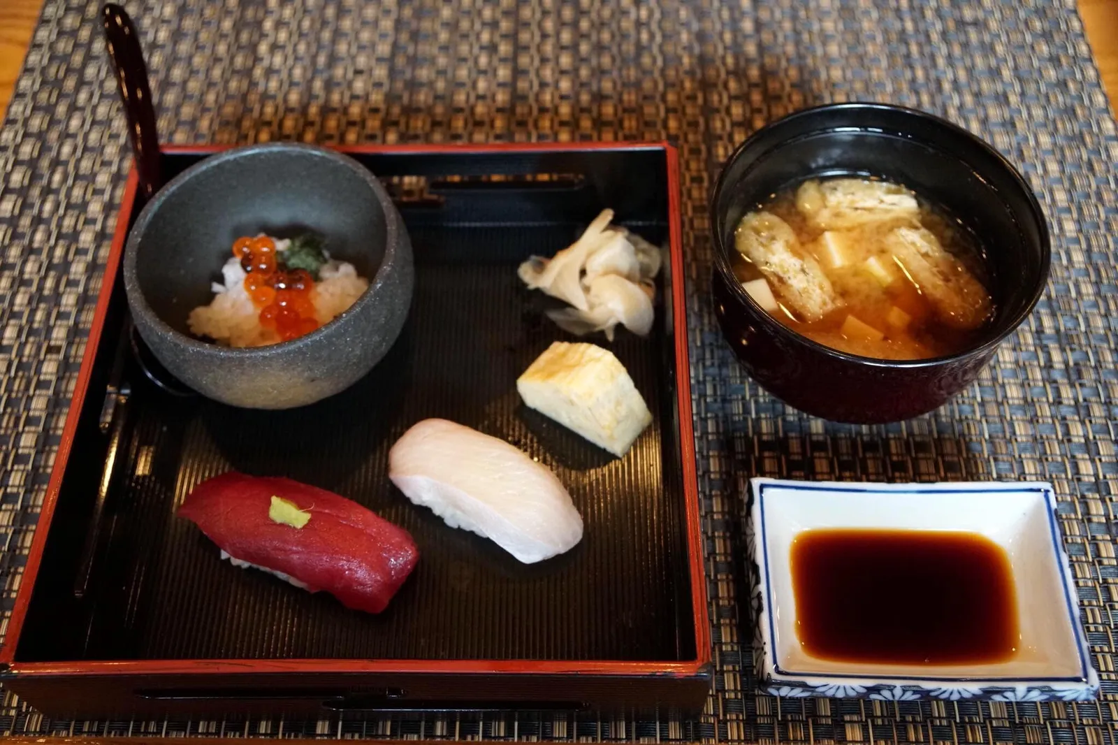 Sushi Sushi rice with salmon roe Sushi of tuna and yellow tail served with Miso soup เซ็ทซูชิเสิร์ฟมาพร้อมกับข้าวหน้าไข่ปลาแซลมอนและซุปมิโสะ (13/20)