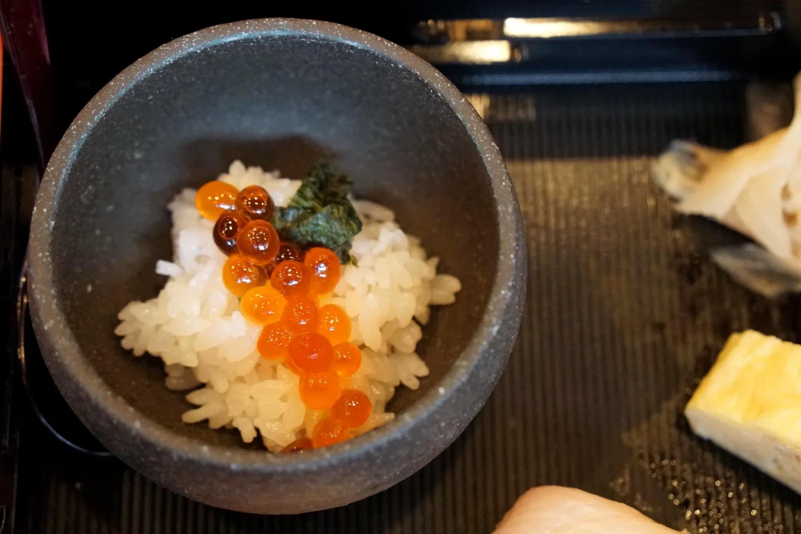 Sushi Sushi rice with salmon roe Sushi of tuna and yellow tail served with Miso soup ข้าวหน้าปลาแซลมอนหรือ Ikuradon ให้มาไม่เยอะมากนัก มองด้วยตาจะเห็นว่าปริมาณข้าวนั้นข้าวมากกว่าไข่ปลาเสียอีก (12/20)