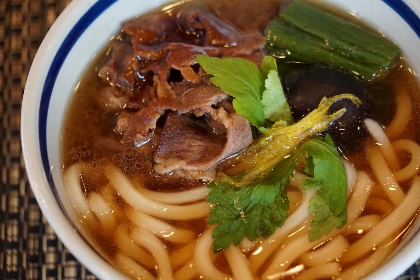 `Niku’ Hot Udon with stir-fried beef สำหรับเมนูอลาคาร์ทเราเลือกทานเป็นนิกุอุด้งหรืออุด้งเนื้อนั่นเอง เส้นอุด้งหนานุ่ม ลวกสุกกำลังดี กับซุปเนื้อรสชาติเข้มข้น ใส่เนื้อผัดที่สุกกำลังดีลงไป มีเห็ดหอมเพื่อเพิ่มกลิ่นของซุป จานนี้อร่อย ได้รสญี่ปุ่นแท้จริงๆ ซึ่งตอนแรกไม่ได้คาดหวังรสญี่ปุ่นขนาดนี้ หน้าตาอาจดูธรรมดา เเต่รสชาติเซอไพรซ์มากๆ (15/20)