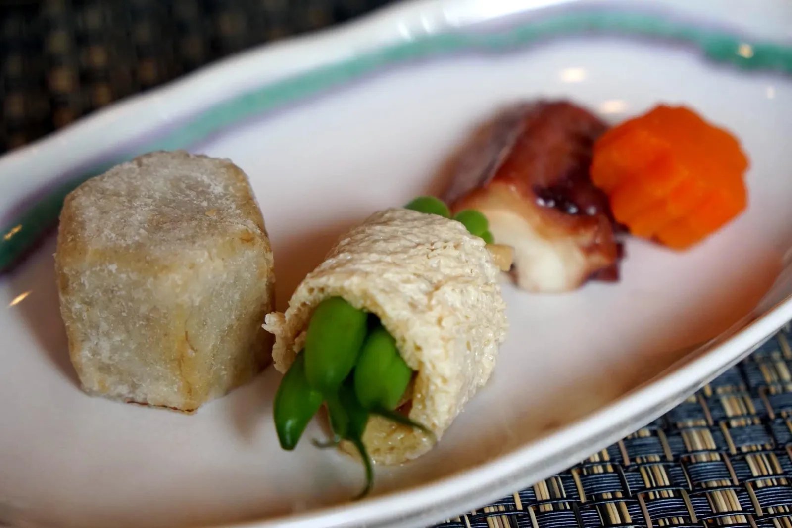 - Zensai ชุดอาหารว่าง 5 อย่างประกอบไปด้วย Simmered octupus ปลาหมึกยักษ์ต้ม Marinated aubergine with sesame sauce มะเขือราดซอสงา Simmered kidney beans rolled with deep-fried bean curd ถั่วแดงต้มพันด้วยเต้าหู้ Simmered duck breast อกเป็ดตุ๋น Deep-fried brill roe ไข่ปลาทอด (14/20)