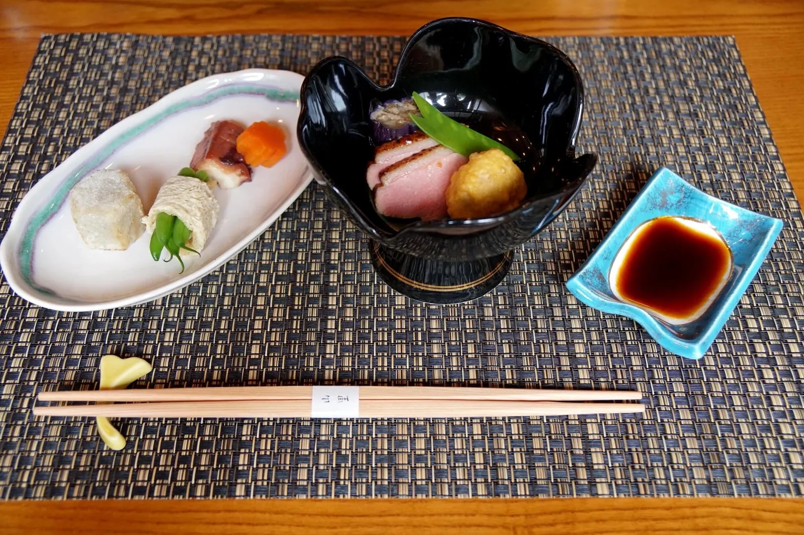 Zensai ชุดอาหารว่าง 5 อย่างประกอบไปด้วย Simmered octupus ปลาหมึกยักษ์ต้ม Marinated aubergine with sesame sauce มะเขือราดซอสงา Simmered kidney beans rolled with deep-fried bean curd ถั่วแดงต้มพันด้วยเต้าหู้ Simmered duck breast อกเป็ดตุ๋น Deep-fried brill roe ไข่ปลาทอด (14/20)