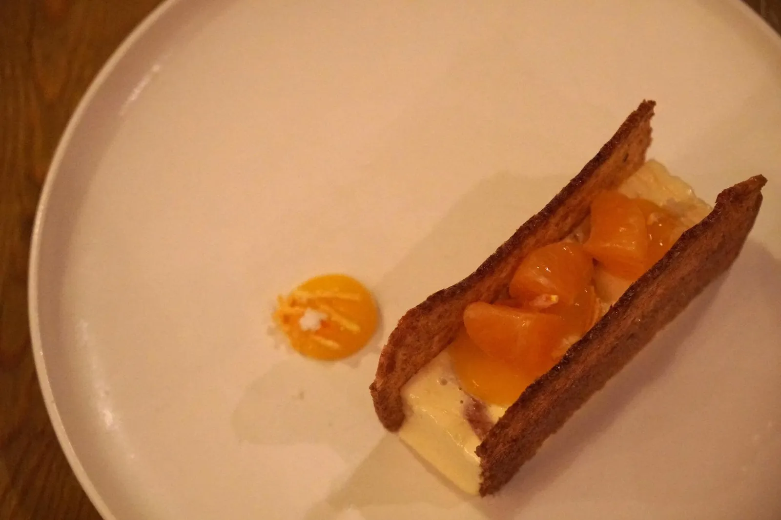 Marmalade ice cream sandwich แซนวิชสอดไส้ไอศกรีมกับแยมส้มมามาเลด ของหวานจานนี้รสชาติพอทานได้ เเต่ไม่มีอะไรว้าว ขนมปังกรอบข้างนอกกับไอศกรีมหวานๆข้างในตัดกับเเยมมามาเลดได้ดี (13/20)