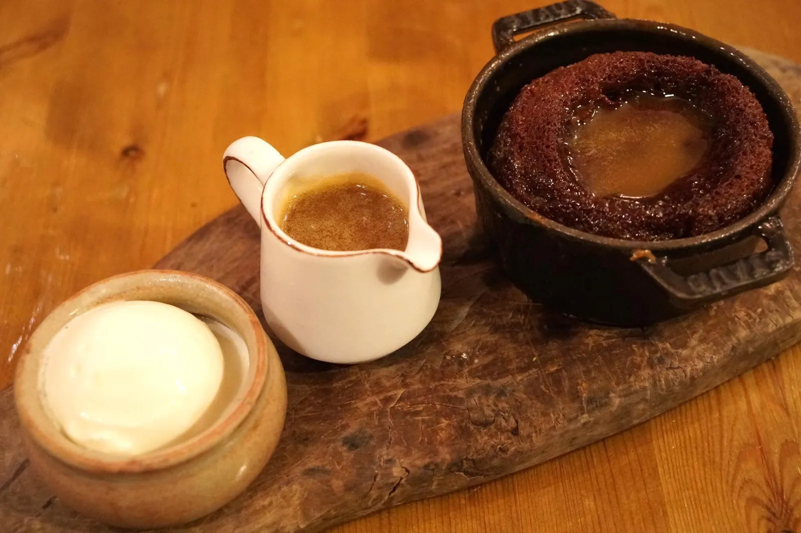 Medlar sticky toffee pudding with buttermilk ice cream ขนมพุดดิ้งหน้าตาคล้ายซูเฟล ทานกับไอศกรีมบัตเตอร์มิลก์รสเปรี้ยวๆคล้ายโยเกิร์ต ราดด้วยซอสคาราเมล ส่วนของตัวพุดดิ้งรสชาติหวานไปหน่อย เหมาะกับคนชอบของหวาน ซอสุดดิ้งอร่อย แต่ก็หวานมาก ไอศกรีมบัตเตอร์มิลก์ตัดรสชาติกับพุดดิ้งได้ดี (14/20)