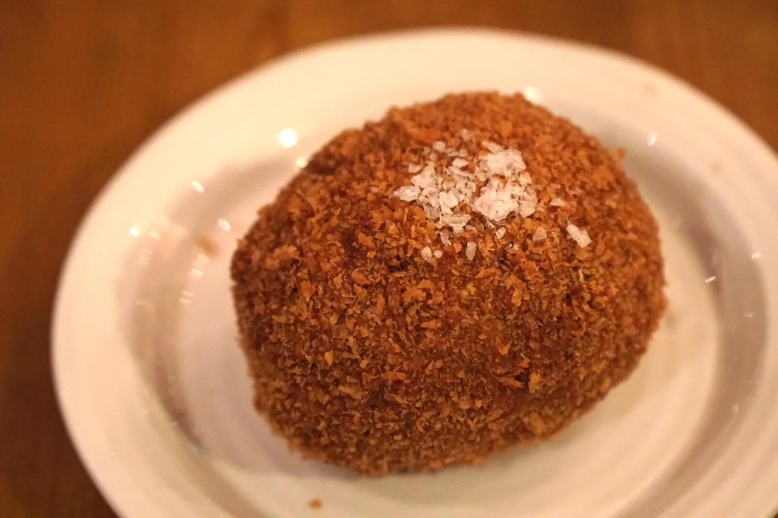 Harwood Arms venison Scotch egg (£5.50) ไข่สกอตช์ คือเมนูไข่ห่อด้วยเนื้อที่โดยปกติจะเป็นเนื้อหมู แล้วนำไปชุบเกล็ดขนมปังทอด เป็นเมนูพื้นบ้านของชาวสกอต แต่สำหรับที่นี่ ไข่สกอตช์คือเมนูชื่อดังที่สุดของร้าน และเป็นหนึ่งในไข่สกอตช์ที่ดีที่สุดในเมือง โดยที่นี่จะใช้เนื้อกวางในการห่อไข่ทำให้มีกลิ่นหอมของเนื้อ และมีเนื้อสัมผัสที่ดีมากกว่าหมู (16/20)
