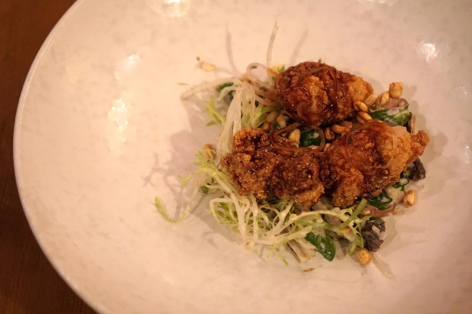 Crispy lamb sweetbreads with Wildhire truffle cream, malt เมนูที่เราประทับใจที่สุดในมื้อคือคือสวีทเบรดที่ปกติจะใช้ส่วนต่อมไทมัสของลูกวัว แต่ที่นี่ปรับสูตรมาใช้แกะ และทำออกเนื้อเนียน นุ่ม ไม่มีกลิ่นเลย ทานกับผักสลัด มอลต์ และทรัฟเฟิลครีม กลิ่นหอมอร่อยมากๆ (15/20)