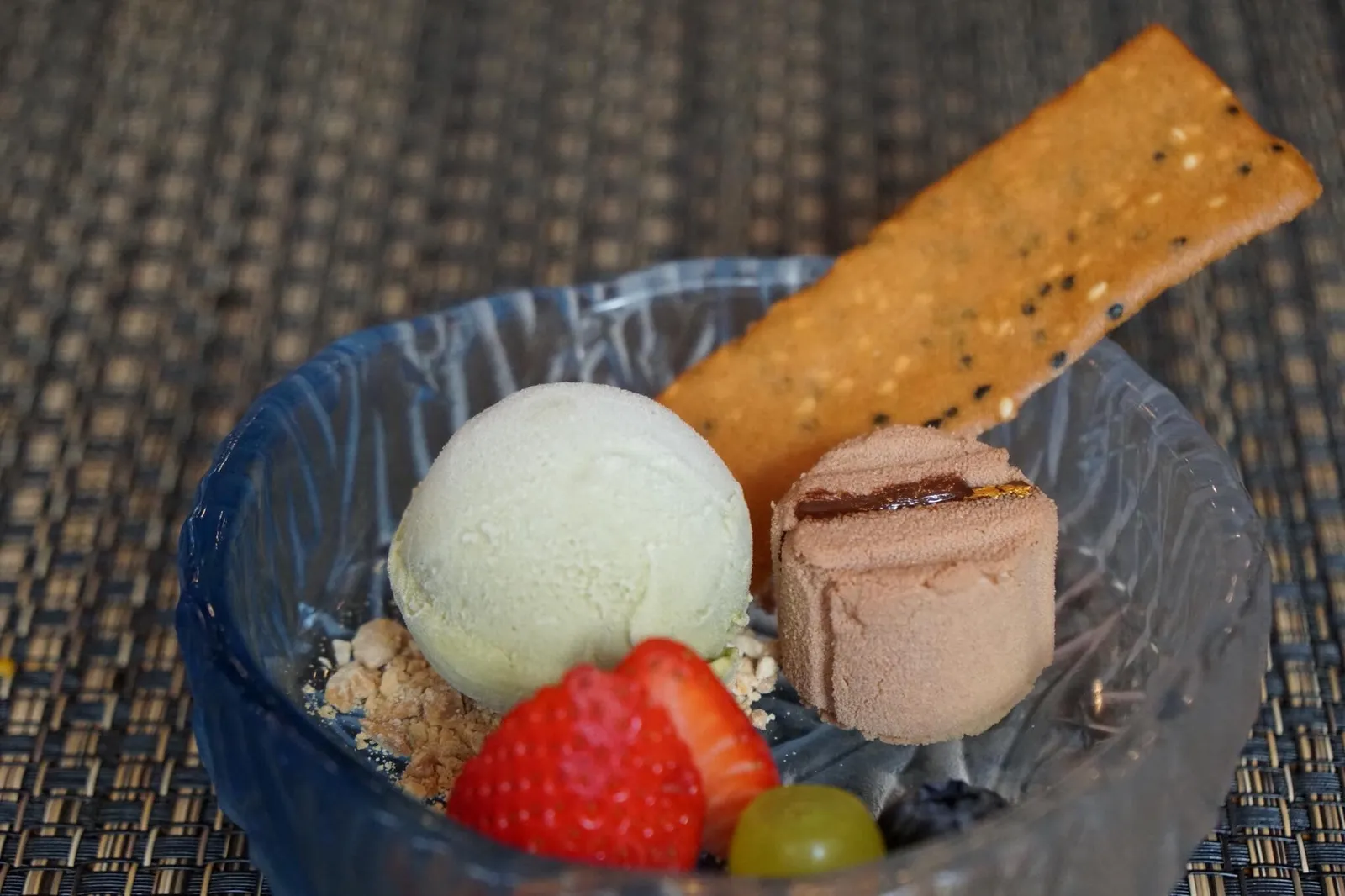 Wafu dessert Japanese ice cream (Green tea and Red bean) ไอศกรีมชาเขียวรสอร่อยมาก กินกับผลไม้ต่างๆ คือองุ่นเขียว ผลเบอรี่ และสตรอเบอรี่ ถั่วแดงมี Texture เหนียวนุ่ม แบบกึ่งมูสกับไอศกรีม มีผงครัมเบิ้ลโรยข้างๆ และแผ่นแป้งโรยงาทอดกรอบ รสชาติดีงามเลยทีเดียว (13/20)