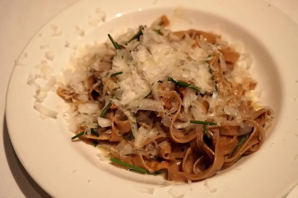 Tagliatelle di castagne ai funghi selvatici (£18.50) Homemade chestnut tagliatelle, mixed wild mushrooms เมนูแนะนำของร้าน เป็นเส้นตาเกลียเตลเล่ทำจากเกาลัด ราดด้วยซอสเห็ดหลายชนิด ทอปด้วย Parmigiano reggiano จานนี้เป็นอีกจานที่จัดว่าเป็นสุดยอดพาสต้าจริงๆ ตาเกลียเตลเล่ทำจากเกาลัดมีเนื้อสัมผัสที่เป็นเอกลักษณ์มากๆ มีกลิ่นหอม ไม่เลี่ยน ตัดกับซอสเห็ดที่ไม่มีรสขมของฟังกัสเลยเเม้แต่น้อย ตัวชีสด้านบนก็ดีงามสุดๆ เราเคยทานพาสต้าตาเกลียเตลเล่เกาลัดแบบเดียวกันที่ Le Normandie ร้านฝรั่งเศสระดับสองดาวมิชลินที่กรุงเทพ หากมองเฉพาะตัวเส้นพาสต้าแล้ว ร้านฝรั่งเศสก็ไม่มีทางสู้ร้านอิตาเลียนได้จริงๆ (14/20)
