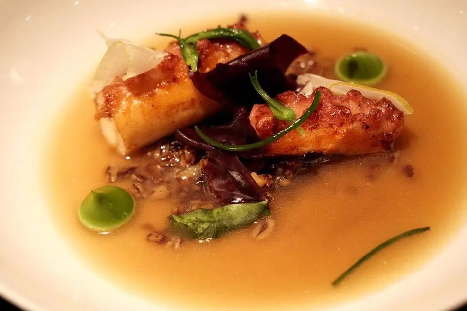Frumenty (c.1390) Grilled octopus, spelt, smoked sea broth & pickled dulse £24.00 เอาจริงๆ เมนูหมึกยักษ์เป็นเมนูที่หาทานได้ทั่วไป แต่จานนี้เป็นจานหมึกยักษ์ที่ดีที่สุดเท่าที่เคยทานมาจริงๆ เเละเป็นจานที่ดีที่สุดของทริปอังกฤษทั้งหมดนี้เลยทีเดียว และเป็นเมนูที่จัดเสร์ฟในร้านระดับ สามดาวมิชลินได้อย่างสบายๆ ไม่น่าเชื่อว่าซุปทะเลรมควัน มันจะมีรสและกลิ่นควันเเทรกเข้าไปในเนื้อซุปได้ขนาดนี้ จัดเป็นจานที่ต้องสั่งจริงๆ และห้ามพลาดด้วยประการทั้งปวง (19/20)