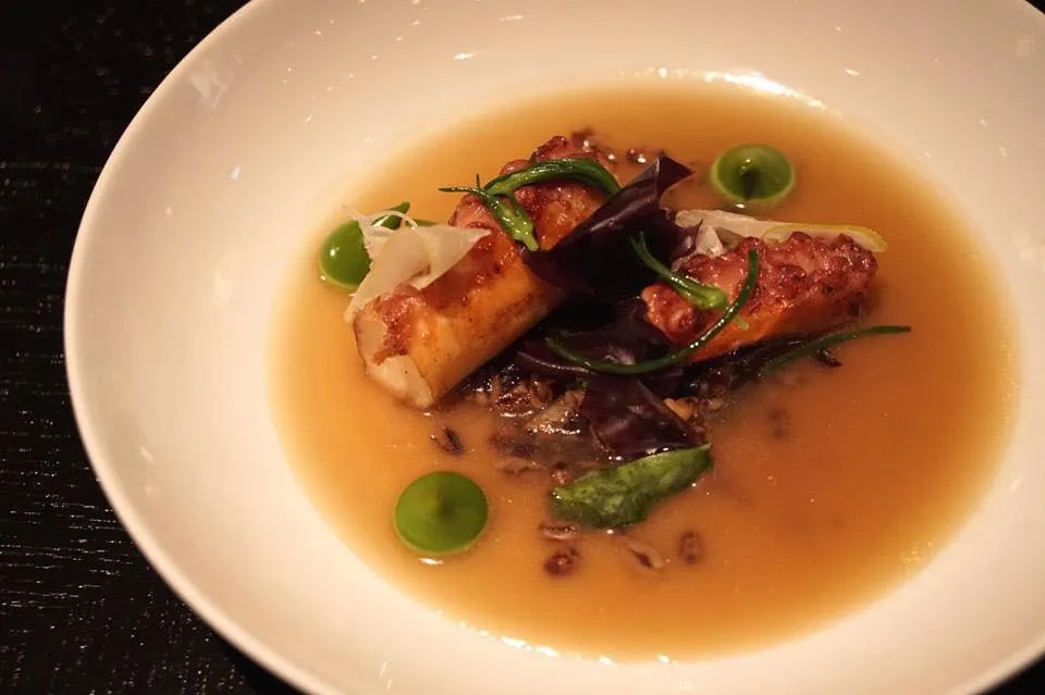 Frumenty (c.1390) Grilled octopus, spelt, smoked sea broth & pickled dulse £24.00 มาถึงเมนูที่เราเซอไพรซ์ที่สุด และเป็นจานที่ว้าวที่สุดในบรรดาอาหารทั้งหมดของทริปอังกฤษนี้ ฟรูเมนตี้ เมนูเก่าแก่จากหนังสือ The Forme of Cury The Master Cooks of King Richard II ตีพิมพ์ปี ค.ศ. 1390 หรือกว่า 630 ปีก่อนตั้งแต่ยุคอัศวิน คือหนวดหมึกยักษ์ย่างมาอย่างดี เนื้อนุ่ม เด้ง หอมกลิ่นหมึกมากๆ ราดด้วยซอสทะเลรมควัน ทำจากหนวดหมึก หอยแมลงภู่ และวัตถุดิบอีกหลากชนิด และตัวซุปก็มีกลิ่นรมควันสโมกกี้จริงๆด้วย แทรกด้วยกลิ่นสมุนไพร อีกทั้งมีรสเปรี้ยวหวานตัดกันลงตัว นอกจากนี้ยังมีส่วนผสมของ sea lettuce flakes และผักชื่อยากตามส่วนผสมดั้งเดิม และเราเองเพิ่งรู้จักเป็นครั้งแรกคือ”ส้มมือ”ดอง หรือ Pickled “Buddha’s Hand” (19/20)