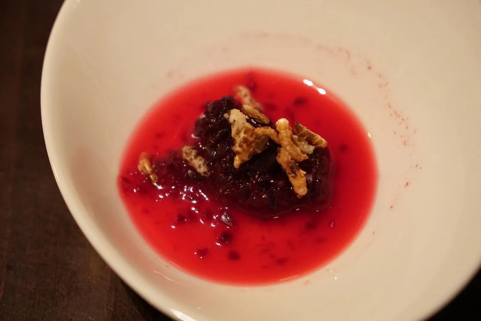 Amuse-bouche steamed red cabbage with rhubarb กะหล่ำแดงรสเปรี้ยว ทานกับรูบาร์บ เเละเมล็ดข้าวทอดกรอบ รสชาติธรรมดาแต่ช่วยเรียกน้ำย่อยได้ดีมาก (10/20)