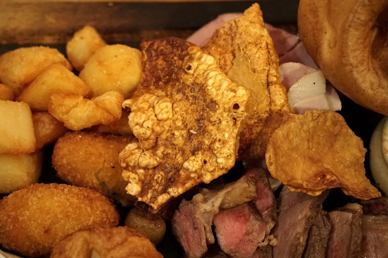 Roast rump of Tamworth pork with bramley apple sauce, crackling, roast potatoes and greens หมูแทมเวิธราดซอสแอปเปิ้ลบรามลี่ ทานกับมันฝรั่งเผา ตัวหมูทำออกมาต่ำกว่ามาตรฐานร้านติดดาวที่เราเคยไปทานมา เอาง่ายๆคือ ร้านอาหารระดับ Michelin Plate หลายๆร้านในประเทศไทยเช่น Tables Grill หรือ NY Steak House ยังทำออกมาดีกว่านี้มาก (10/20)