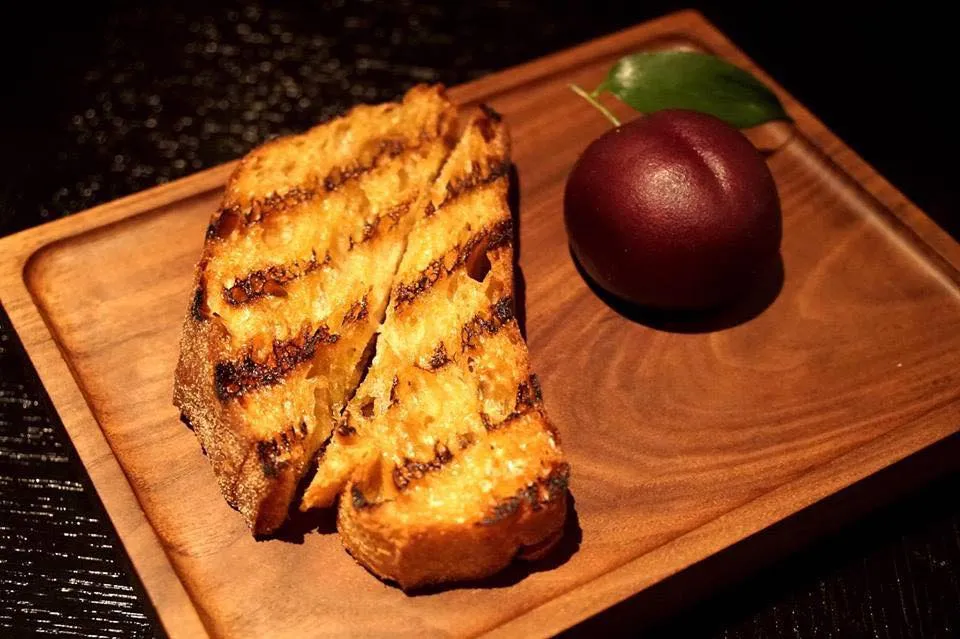 Plum Meat Fruit (c.1500) Spiced red wine, chicken liver parfait & grilled bread £22.50 เมนูที่ขึ้นชื่อที่สุดของร้านอาหารนี้ Meat Fruit เป็นเมนูยอดนิยมในสหราชอาณาจักรช่วงศตวรรษที่ 13-15 โดยเป็นพาเฟ่ต์ตับไก่ เนื้อเนียน นุ่ม ไร้ซึ่งกลิ่นคาว ปกติจะห่อด้วยเจลลี่ทรงส้มแมนดาริน แต่เฉพาะเดือนธันวาคมของทุกปีในช่วงคริสมาสต์ จะถูกเปลี่ยนรูปทรงเป็นทรงบ๊วย ดูสวยงาม นอกจากหน้าตาแล้ว เจลลี่ก็ให้กลิ่นบ๊วย รสชาติออกเปรี้ยวเล็กๆ ตัดกับรสหวานของตับไก่ได้ดีมากๆ นอกจากนี้ยังมีการปรับปรุงเพิ่มมิติและความซับซ้อนลงไปด้วยการเพิ่ม spiced red wine ลงไป ทาลงบนขนมปังปิ้งกรอบๆ ร้อนๆ เข้ากันสุดๆ เมื่อตอนเปิดตัว Meat Fruit ถือเป็นกระแส Talk of The Town ในหมู่เชฟอาหารยุโรปและอาหารตะวันตกเลยทีเดียว ว่ากันว่าในบางสัปดาห์ Meat Fruit มียอดสั่งสูงถึง 1200 จาน ซึ่งนับว่าสูงมากสำหรับร้านอาหาร Fine Dining (ก็เล่นสั่งกันทุกโต๊ะ ใครไม่สั่งคือแปลกทันที) และยังได้รับคำยกย่องในเชิงบวกมากมาย รวมถึงเป็นเมนูโปรดของ Pierre Koffmann อดีตเชฟสามดาวมิชลินผู้โด่งดังในสหราชอาณาจักรอีกด้วย หากถามนักชิมถึงร้าน Dinner สิ่งแรกที่ทุกคนต้องตอบกลับมาคือ Meat Fruit แน่นอน (17/20)
