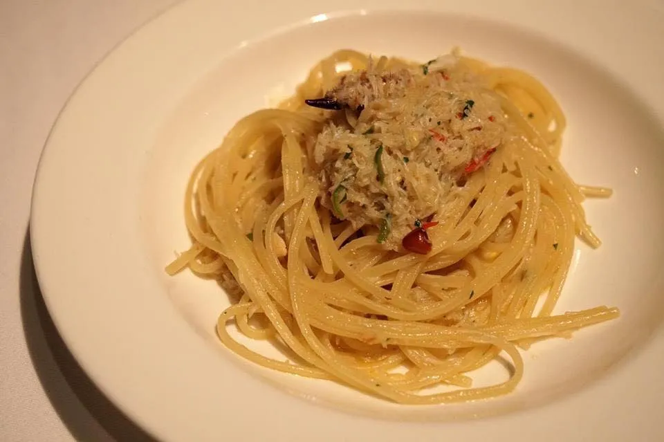 Linguine al granchio (£24.50) Linguine with crab, garlic, sweet chilli ลิงไกวนี่เนื้อปูที่อร่อยที่สุดเท่าที่เคยทานมา เนื้อปูสด ทำให้มีรสหวาน หอม ผัดกับกระเทียมและพริกหวานแบบอิตาเลียน เส้นลิงไกวนี่ทำมาได้ Al dente กำลังดี สุดยอดมากๆ (15/20)