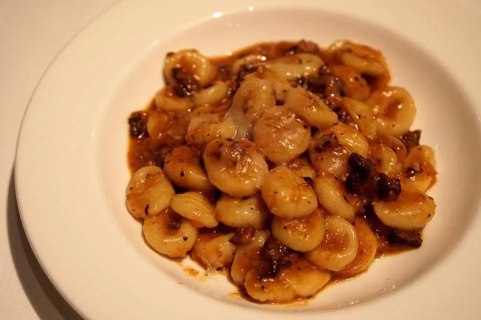 Gnocchi di patate, rugù di cervo e Sola (£19.50) Homemade potato dumplings with venison ragù, Sola cheese ยอคชี่ราดด้วยซอสเนื้อกวางทอปด้วยโซล่าชีส ยอคชี่หนาไปเล็กน้อย ส่วนตัวซอสรสชาติเข้มข้น รสชีสอ่อนไปหน่อย จานนี้ถือว่ายังหาจุดติได้อยู่ (12/20)