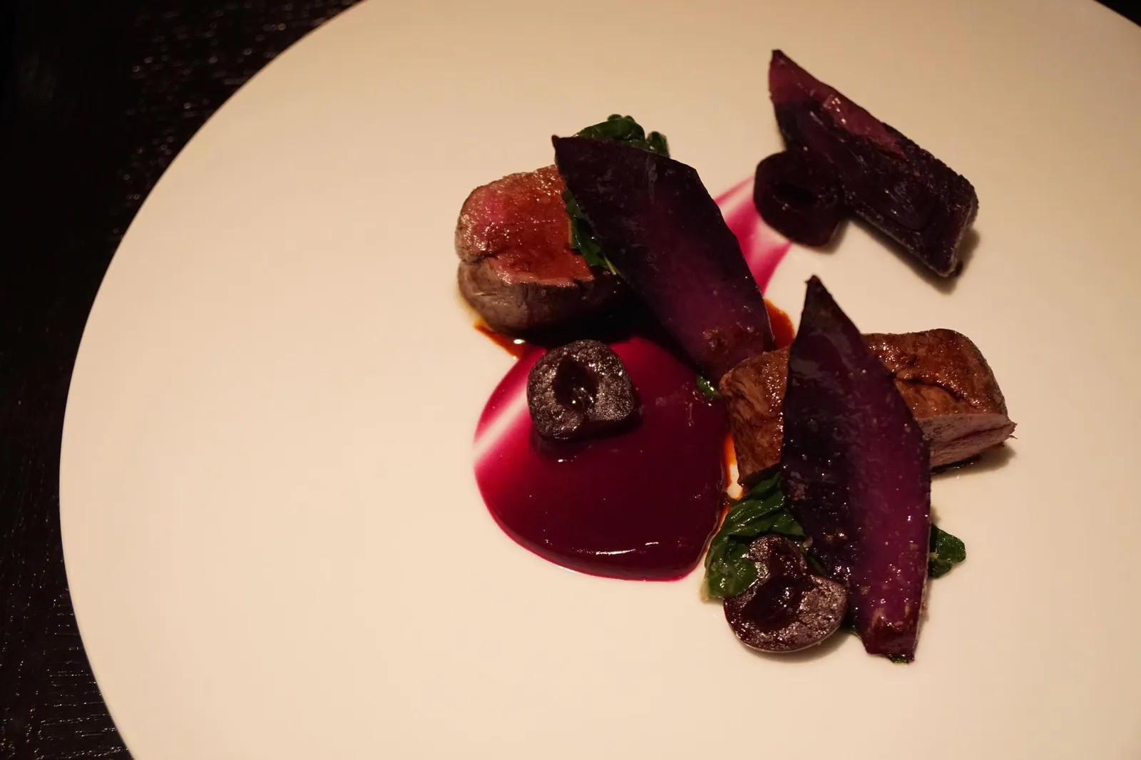 Roast Venison (c.1850) Braised & grilled red cabbage & pickled cherries £48.00 เมนูสเต๊กเนื้อกวางนี้นำมาจากหนังสือ The Modern Cook by Charles Francatelli ตีพิมพ์เมื่อปี ค.ศ. 1850 เป็นเนื้อกวางเสิร์ฟมาสุกระดับ Medium rare ทำให้คงเอกลักษณ์และหลิ่นของเนื้อกวางไว้ครบถ้วน ทางกับกะหล่ำปลีสีแดงตุ๋นให้รสหวานเสริมรสชาติกับเนื้อกวาง ตัดรสเปรี้ยวด้วยเชอรี่ดอง จานนี้ถือว่าอร่อยใช้ได้ แต่ไม่ได้ถึงกับว้าวอะไร เนื้อทำออกมาได้ดี รสเปรี้ยวหวานของผักสองอย่างตัดกันอย่างลงตัว แต่ถ้าให้เลือก เก็บท้องไว้ทานเมนูที่ว้าวกว่านี้ดีกว่า (14/20)